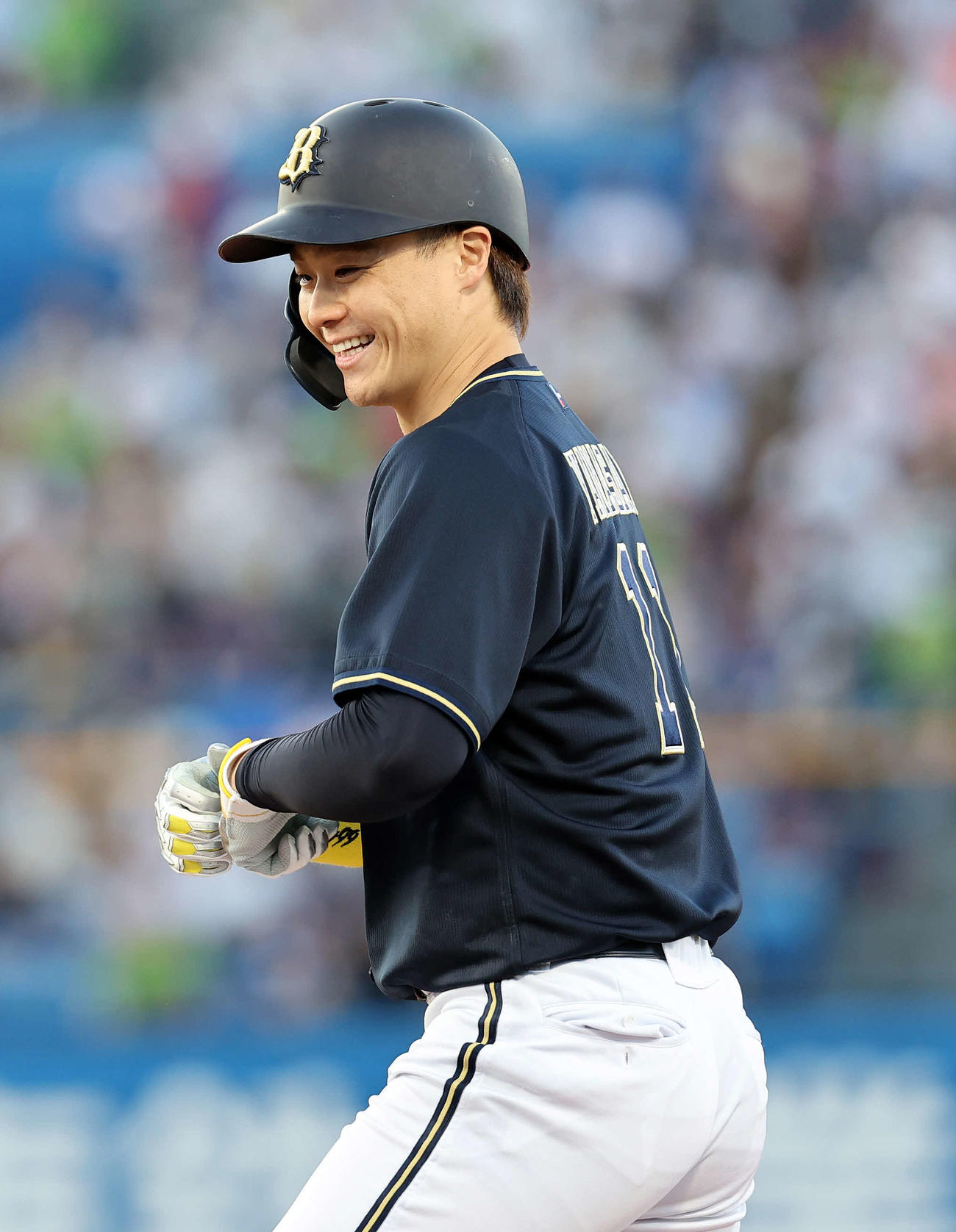 ヤクルト対オリックス　2回表オリックス2死一、二塁、山崎福也は中前適時打を放ち笑顔を見せる（撮影・鈴木正人）