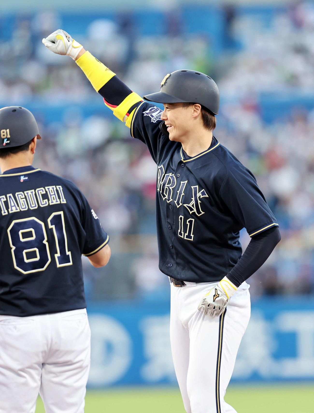 ヤクルト対オリックス　2回表オリックス2死一、二塁、山崎福也は中前適時打を放ちガッツポーズ（撮影・鈴木正人）