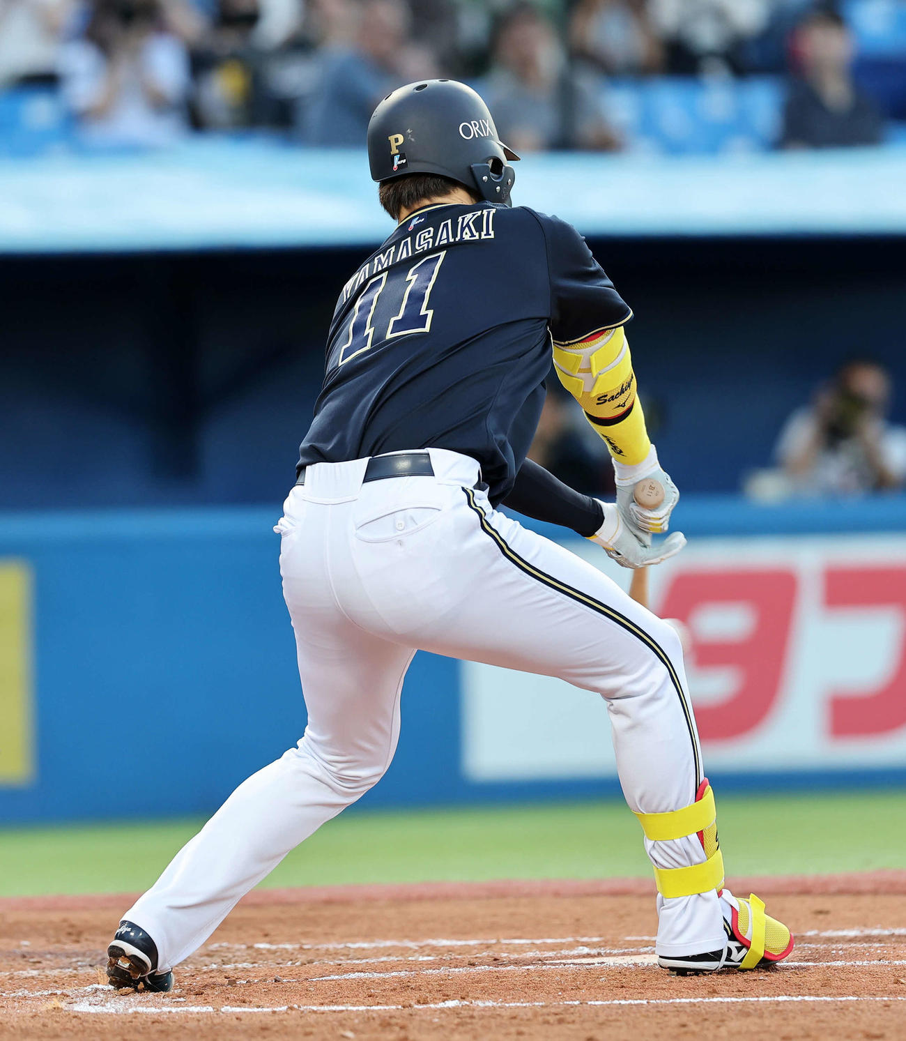 ヤクルト対オリックス　2回表オリックス2死一、二塁、山崎福也は中前適時打を放つ（撮影・鈴木正人）