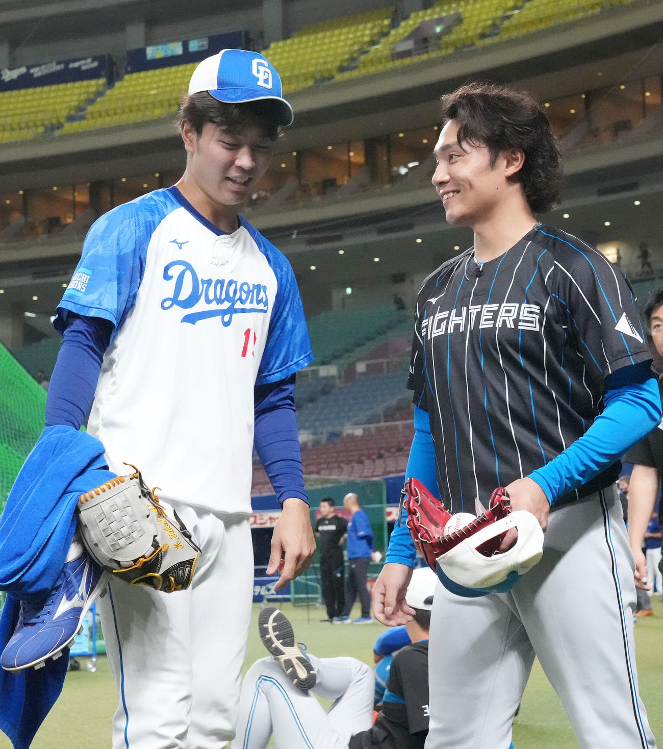 中日対日本ハム　試合前、高橋宏と言葉を交わす伊藤（右）（撮影・森本幸一）