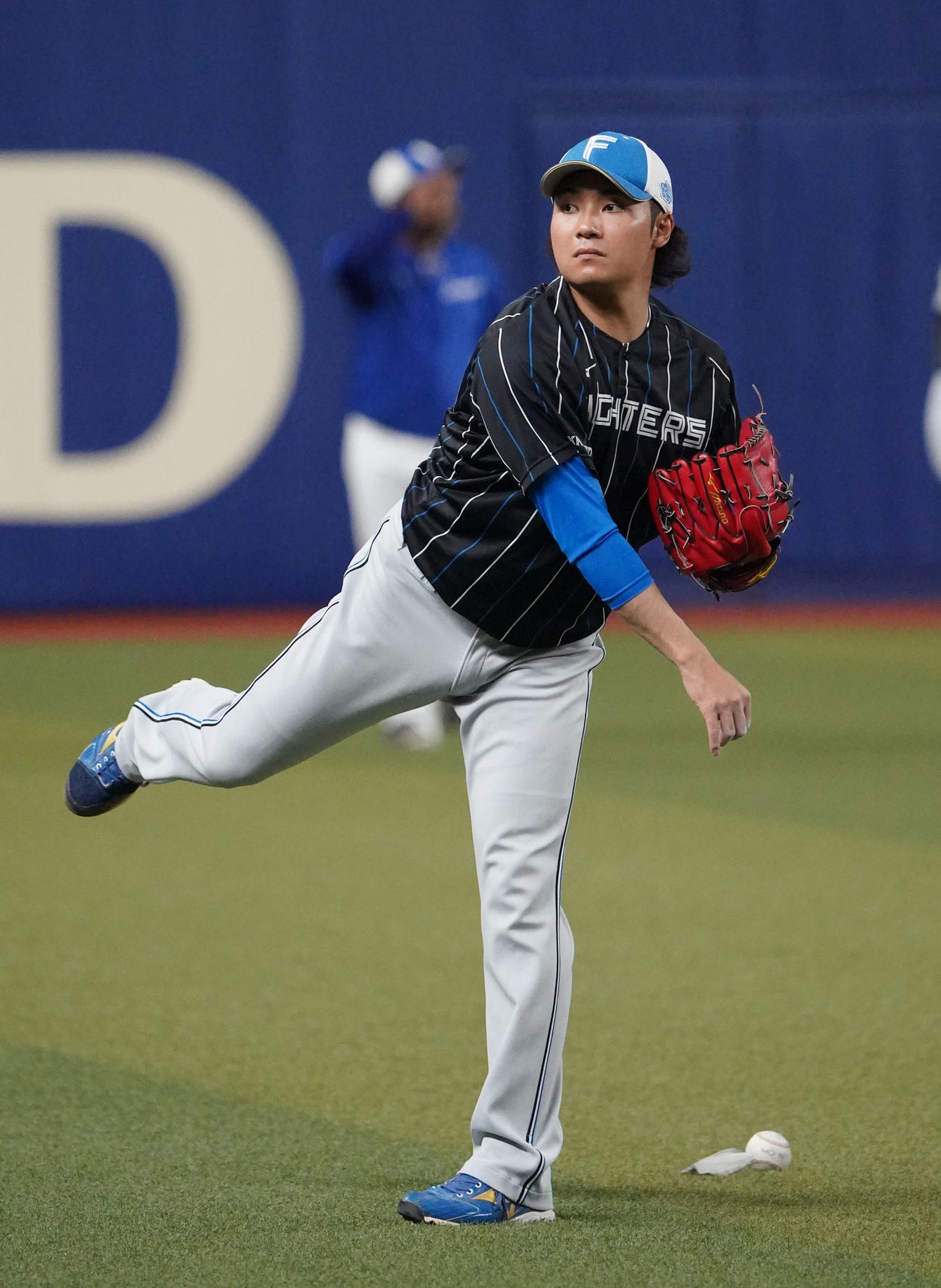 中日対日本ハム　試合前、キャッチボールをする伊藤（撮影・森本幸一）