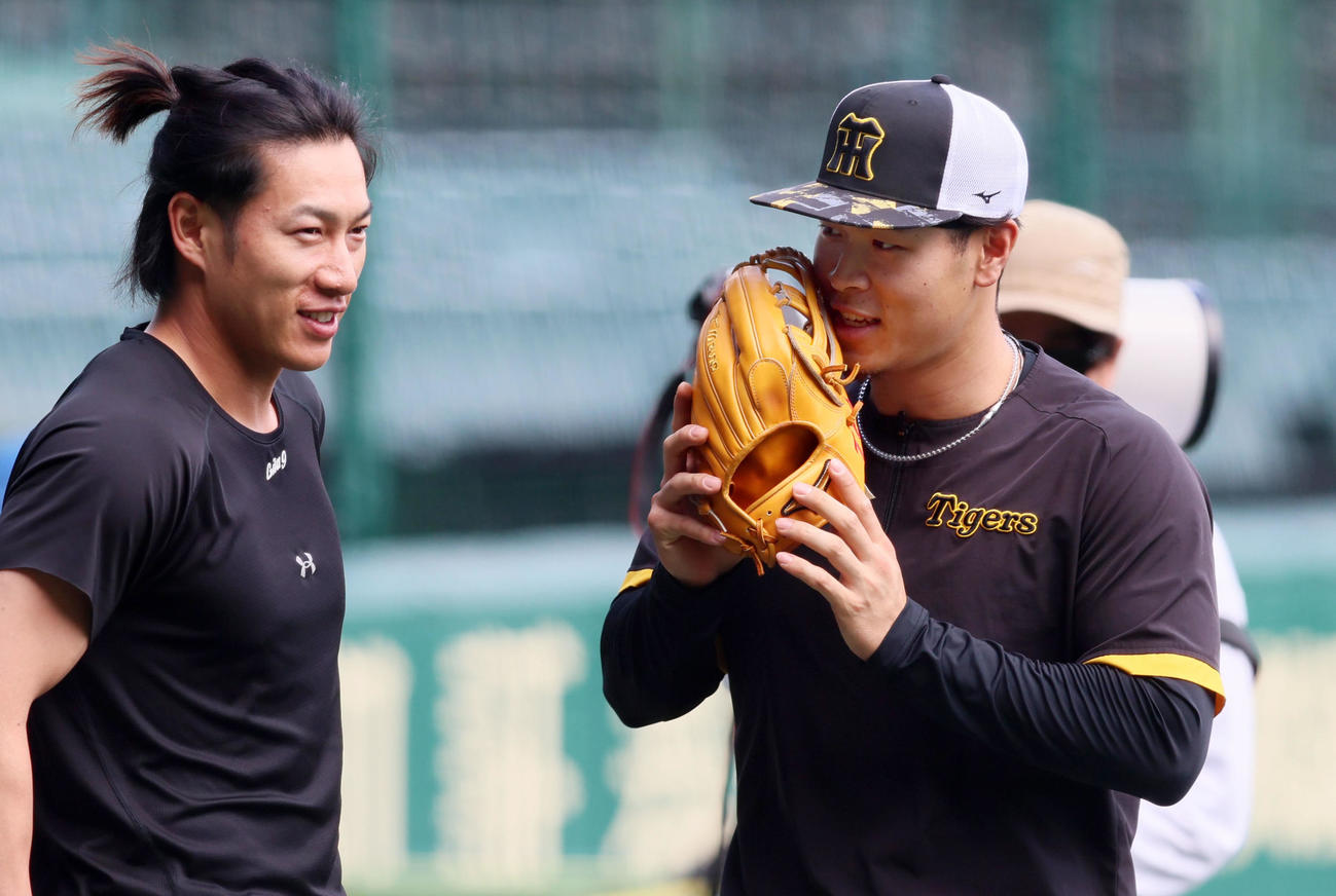 阪神対ソフトバンク　ソフトバンク柳田（左）にあいさつする佐藤輝（撮影・加藤哉）