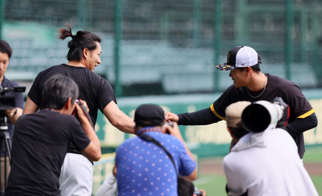 阪神対ソフトバンク　ソフトバンク柳田（左）にあいさつしタッチして別れる佐藤輝（撮影・加藤哉）