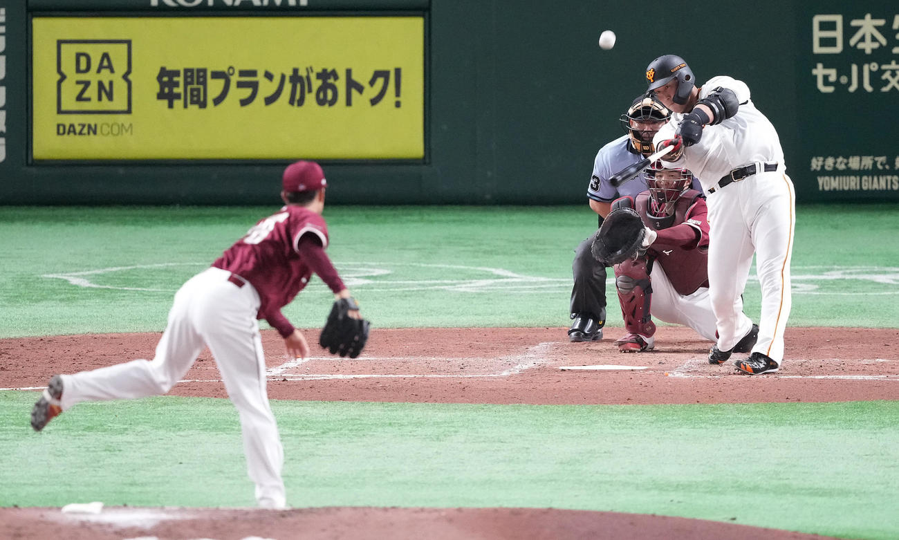巨人対楽天　4回裏巨人無死、左越えソロ本塁打を放つ中田。投手辛島（撮影・鈴木みどり）
