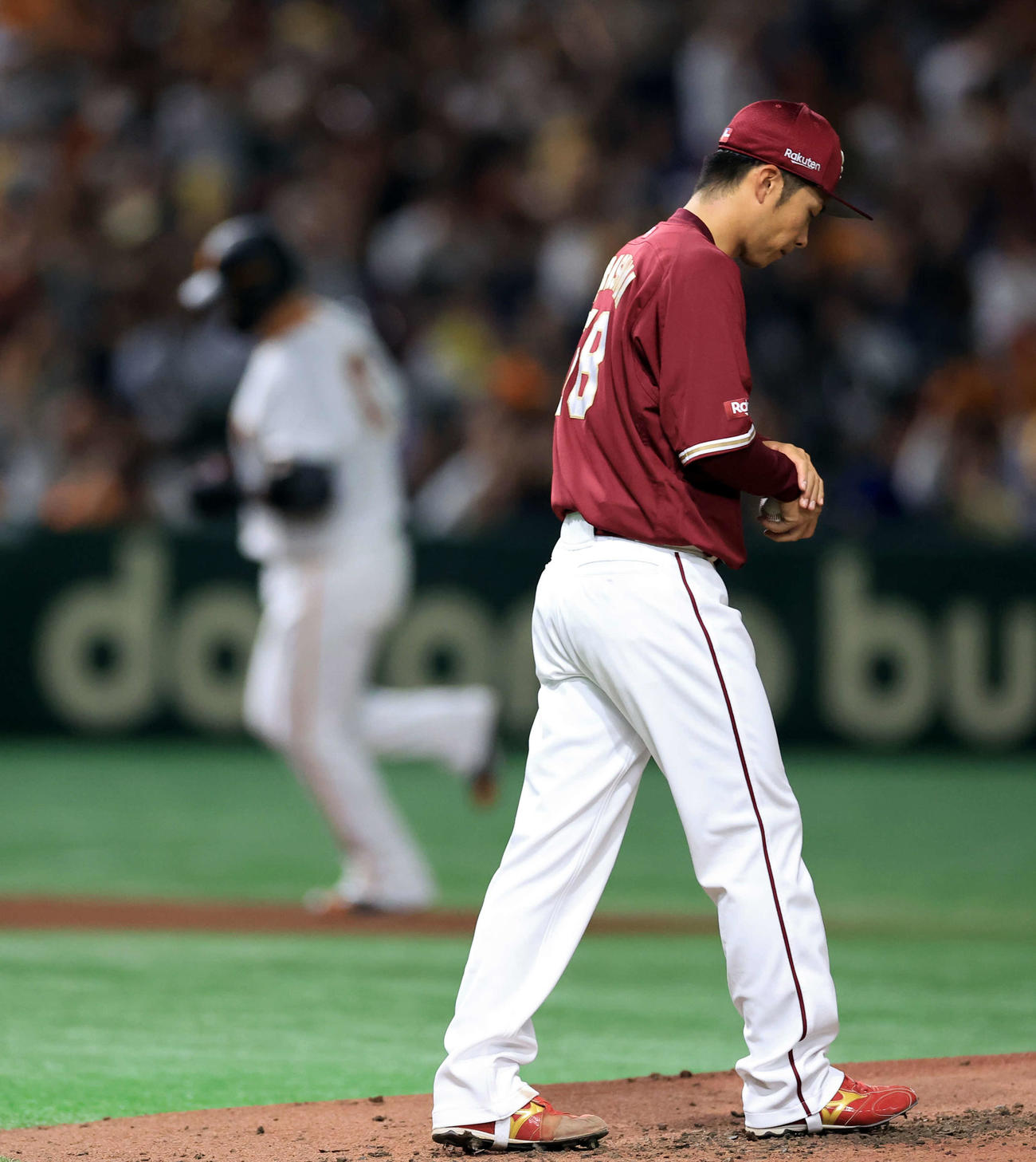 巨人対楽天　4回裏巨人無死、中田翔（奥）にソロ本塁打を許した辛島（撮影・浅見桂子）
