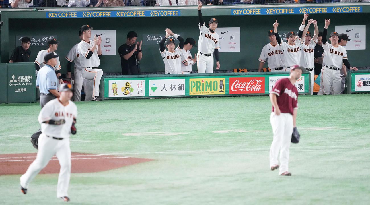 巨人対楽天　4回裏巨人無死、中田の左越えソロ本塁打に盛り上がるベンチ（撮影・鈴木みどり）