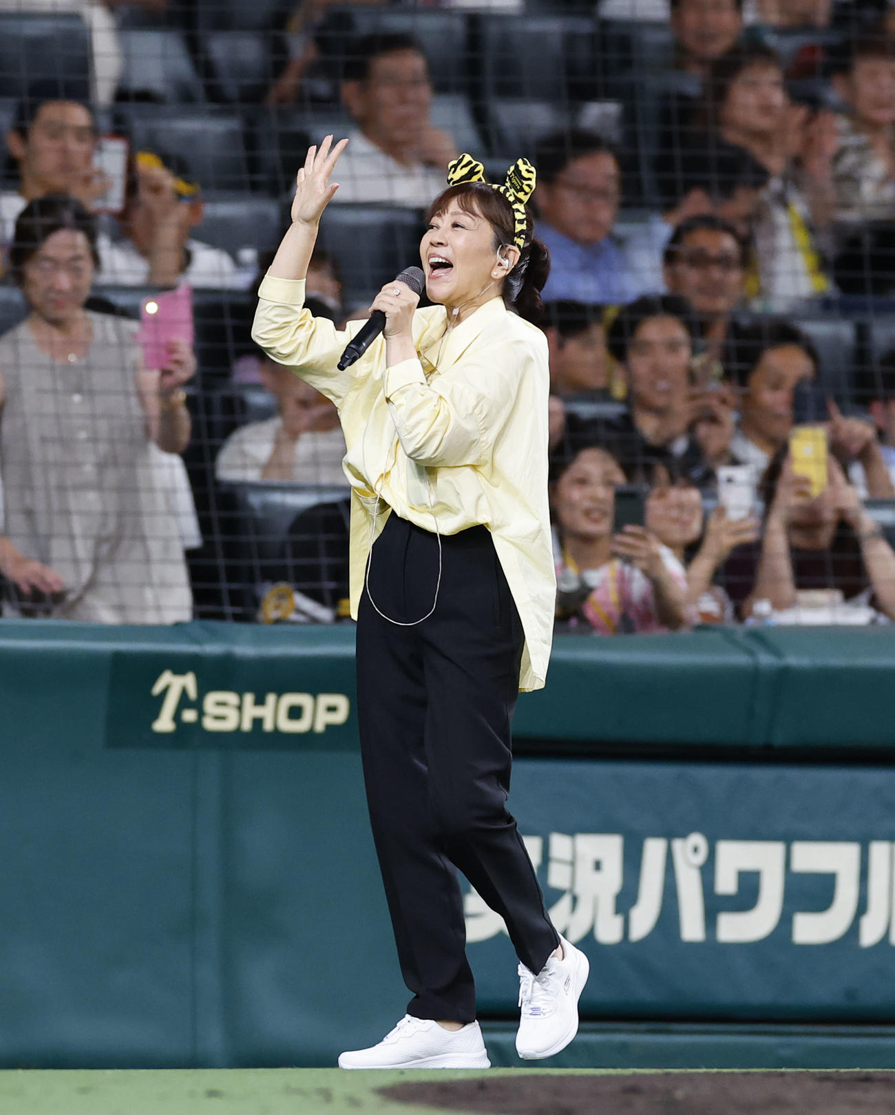 阪神対ソフトバンク　「タッチ」を披露する歌手の岩崎良美さん（撮影・藤尾明華）
