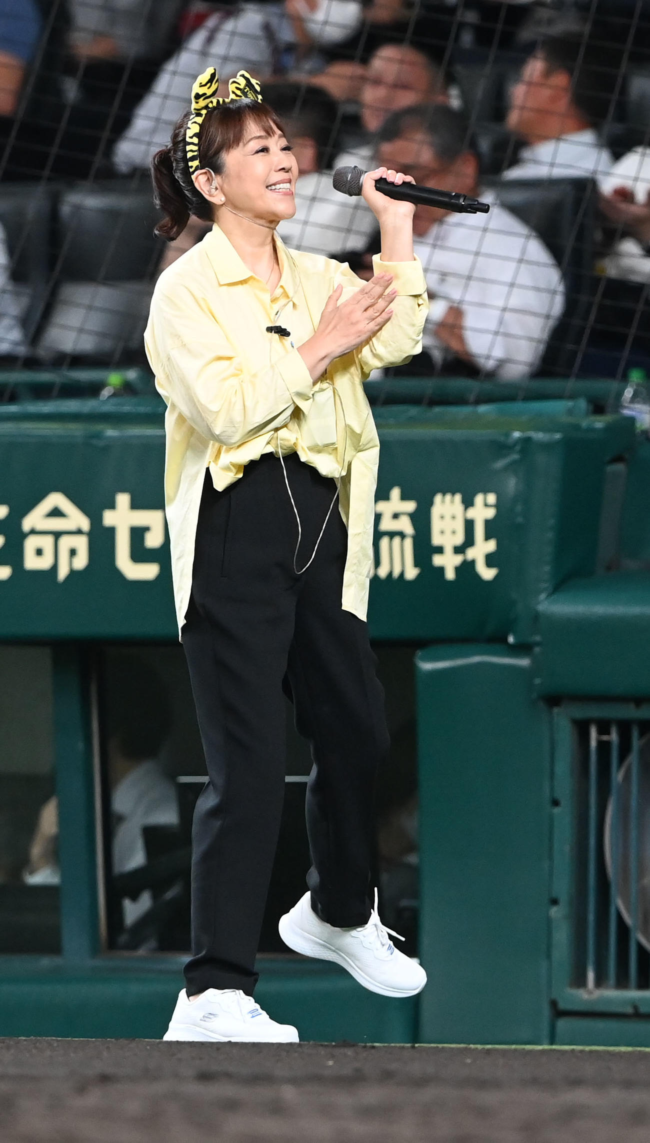 阪神対ソフトバンク　アニメ「タッチ」の主題曲を歌う岩崎良美（撮影・和賀正仁）