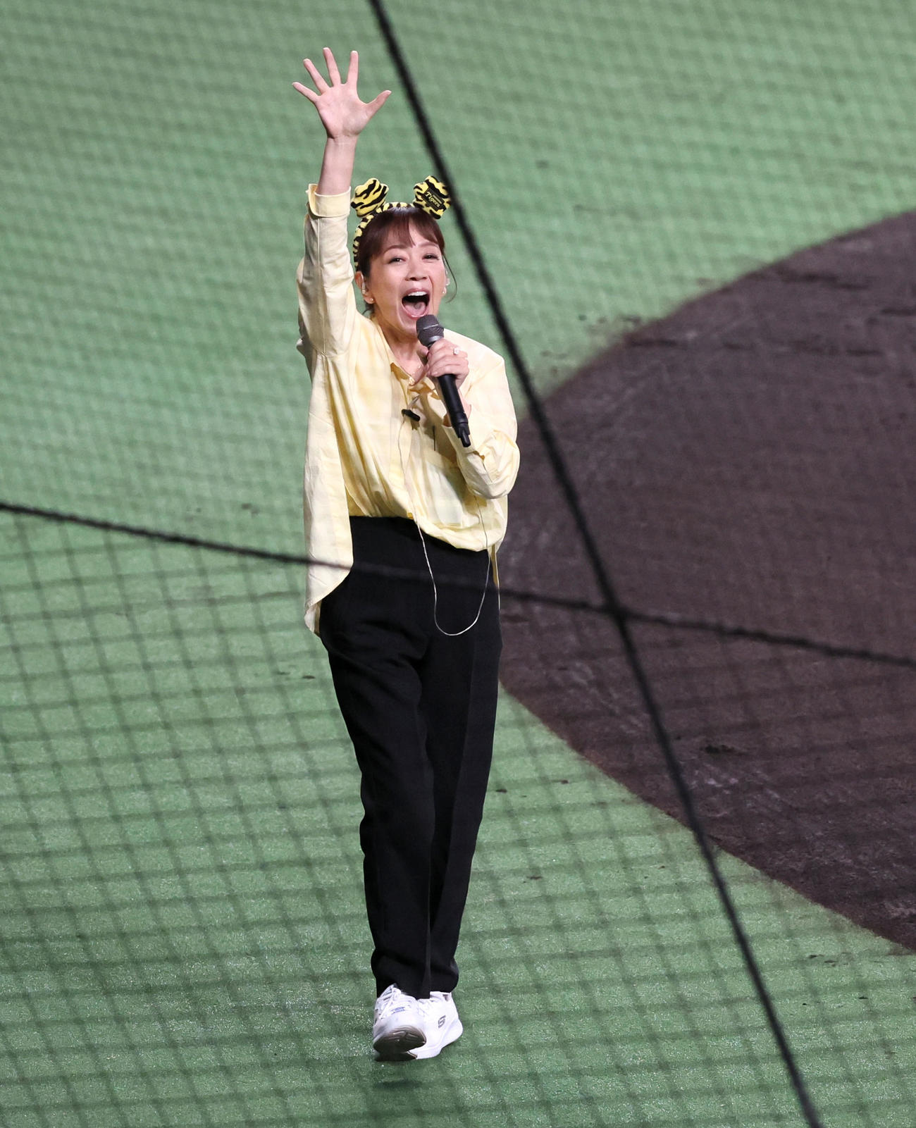 阪神対ソフトバンク　5回裏を終え「タッチ」の歌を熱唱する岩崎良美（撮影・加藤哉）