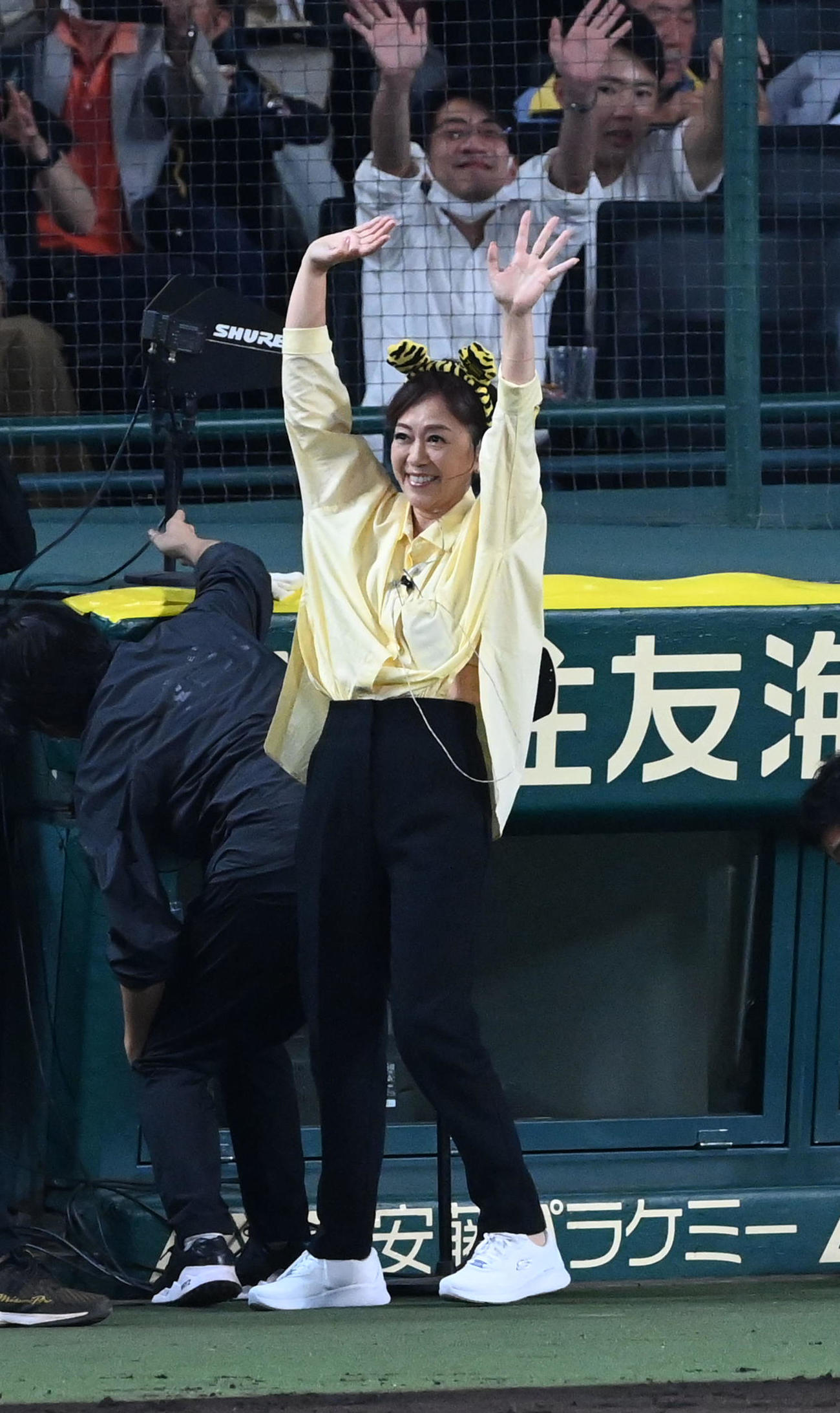 阪神対ソフトバンク　「タッチ」を熱唱した岩崎良美（撮影・前岡正明）