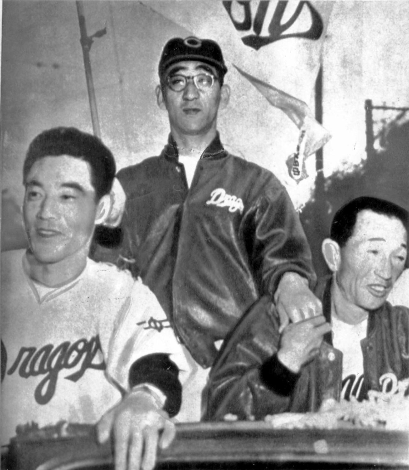 1954年中日優勝パレード　右から天知俊一監督、杉下茂投手、西沢道夫内野手