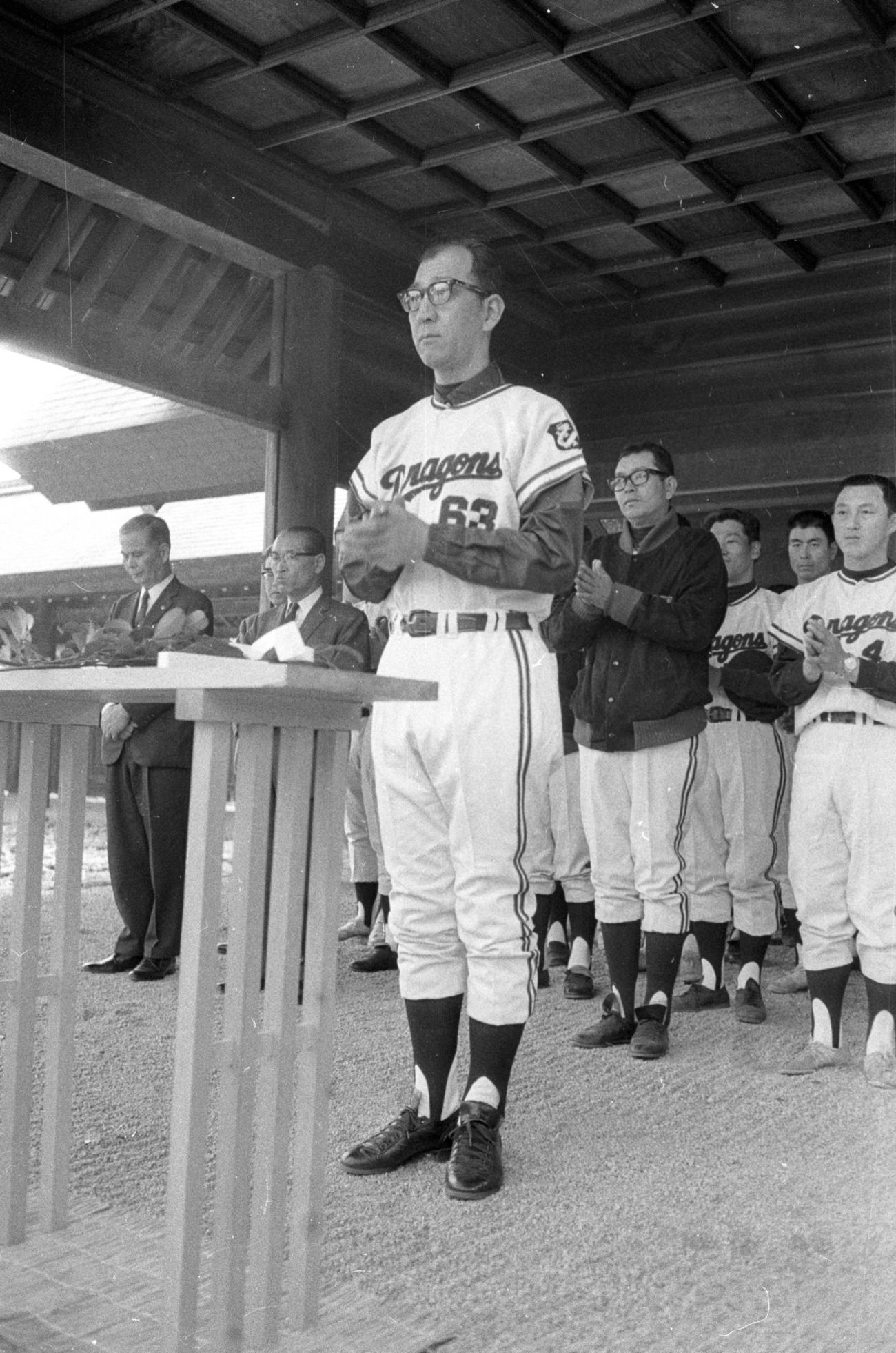 1968年、必勝祈願をする今季復帰した中日杉下茂監督
