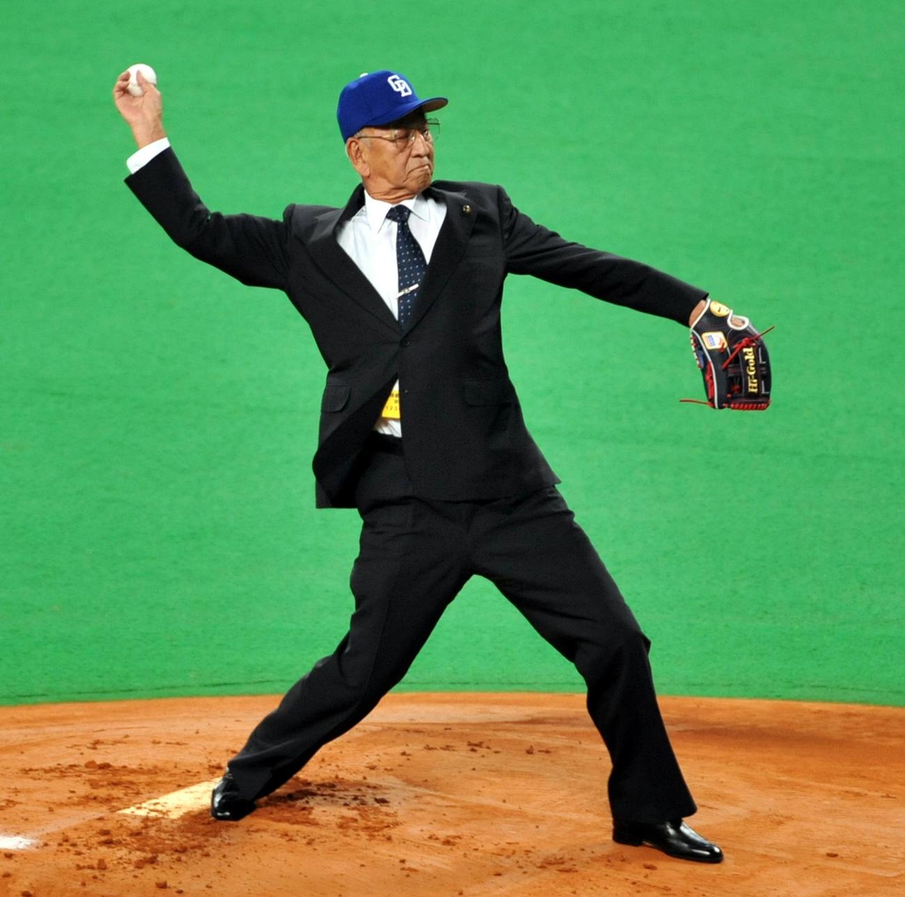 2007年10月30日、日本シリーズ第3戦　中日対日本ハム　始球式に登場する杉下茂氏