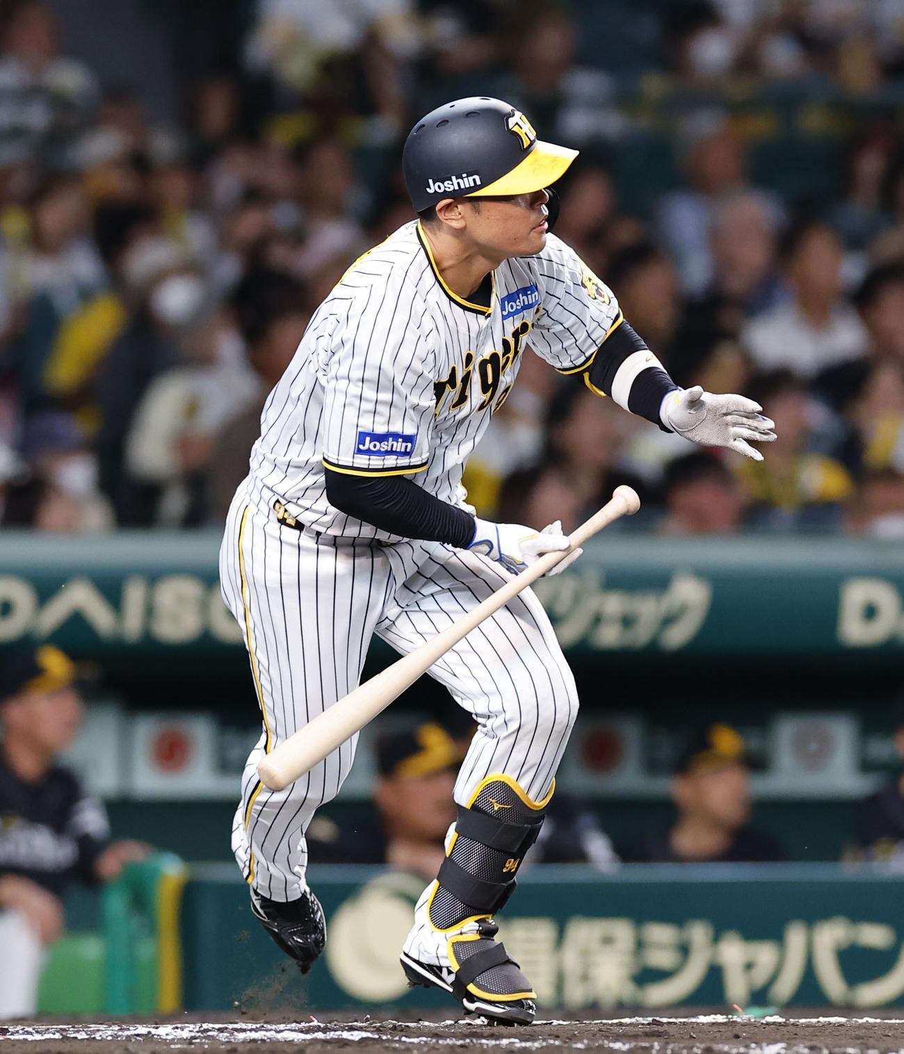 阪神対ソフトバンク　6回裏阪神2死一塁、原口が左中間に勝ち越しの適時二塁打を放つ（撮影・藤尾明華）