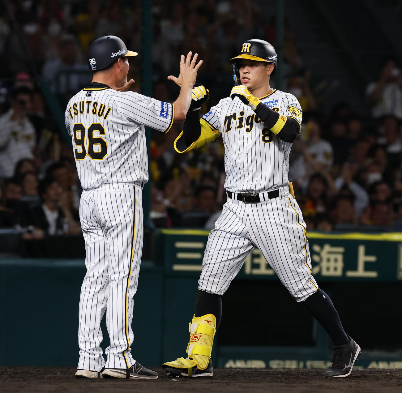阪神対ソフトバンク　6回裏阪神2死二塁、右越えに2点本塁打を放ち生還する佐藤輝（右）（撮影・藤尾明華）