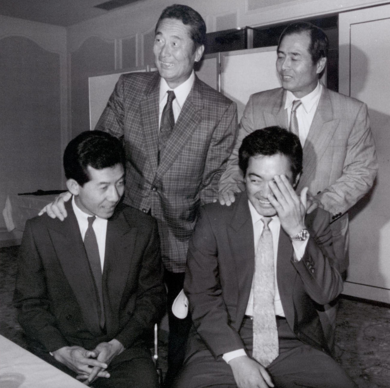 1992年7月17日、前日通算200勝を達成した北別府学は、大阪市内のホテルで行われた名球会総会に出席。金田正一（左後）、王貞治（右後）氏らから「湯気の立っている新入会者です」との紹介に照れ笑い