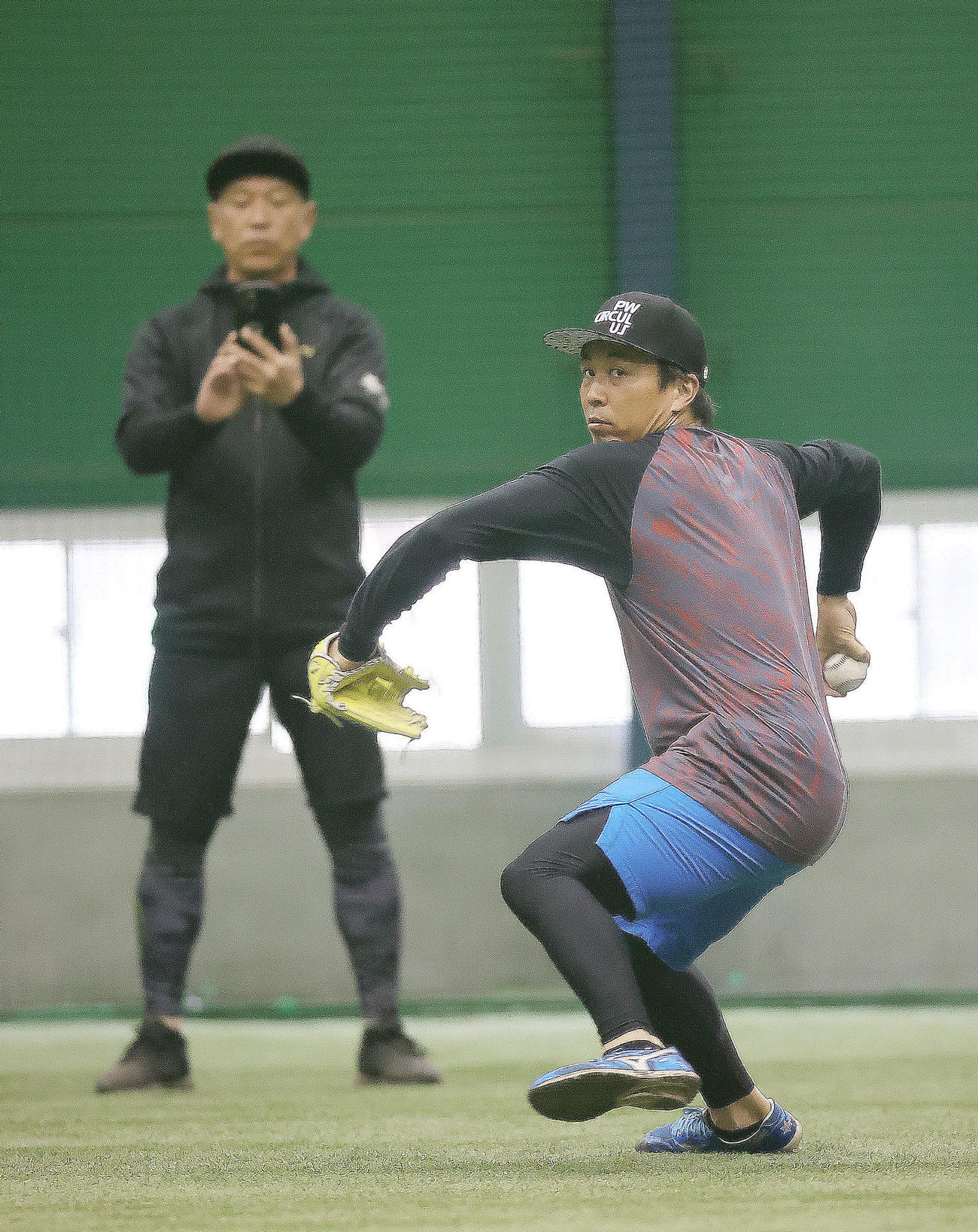 自主トレを行う益田直也（右）を見つめる深沢将之トレーナー（2023年1月撮影）