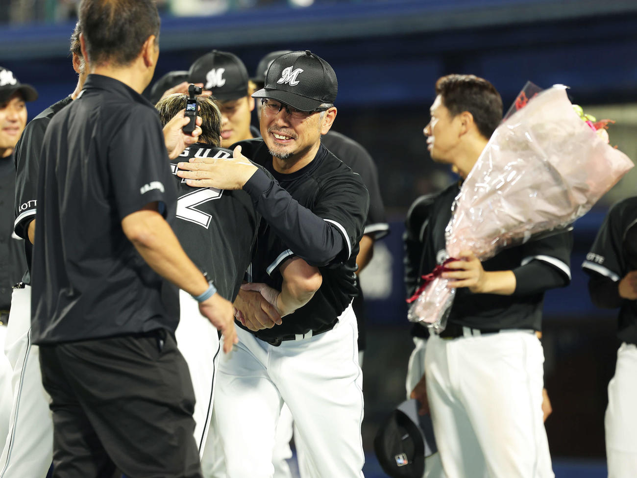 DeNA対ロッテ　DeNAに勝利し、200セーブを達成したロッテ益田（左）を祝福する吉井監督（撮影・河田真司）
