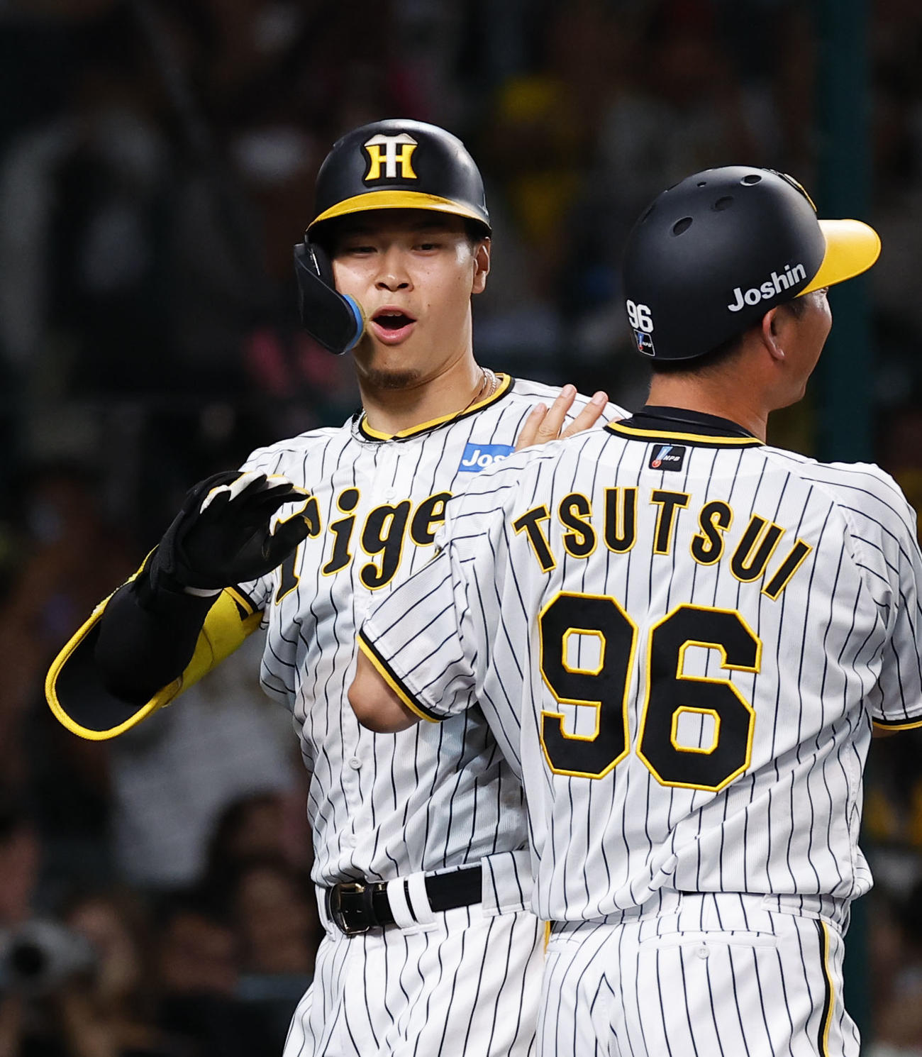 6回裏阪神2死二塁、右越えに2点本塁打を放ち生還する佐藤輝（左）（撮影・藤尾明華）