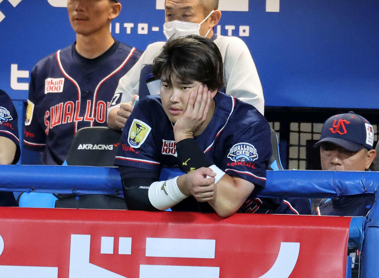ヤクルト対オリックス　9回裏、戦況を見つめるヤクルト村上（撮影・鈴木正人）