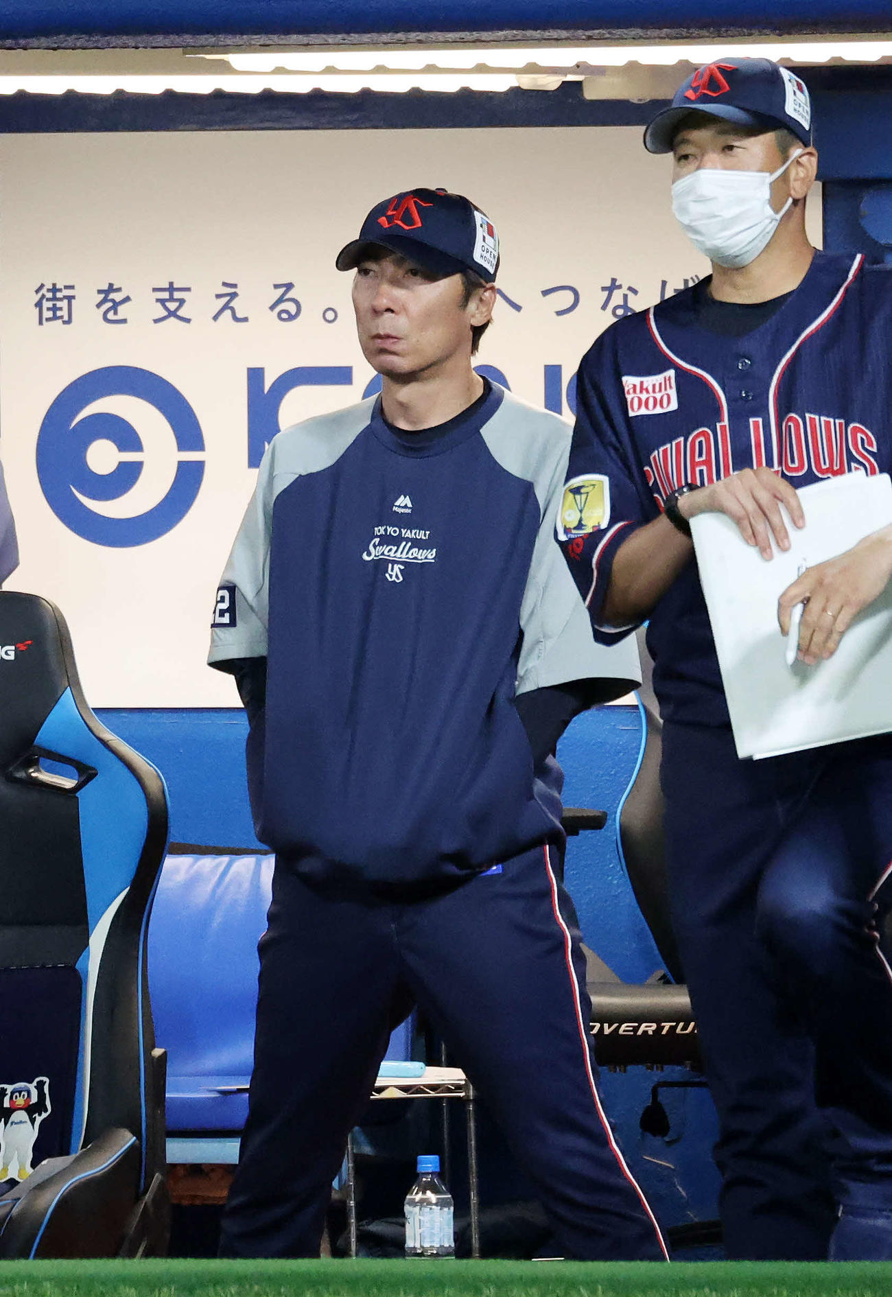 ヤクルト対オリックス　9回裏、戦況を見つめるヤクルト高津監督（撮影・鈴木正人）