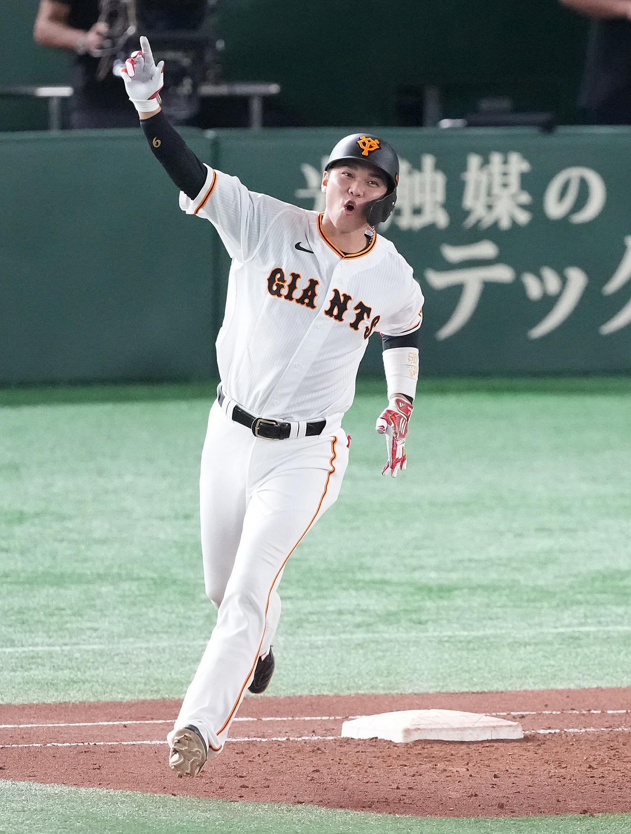 巨人対楽天　9回裏巨人無死二、三塁、左中間にサヨナラの3点本塁打を放ちガッツポーズする坂本（撮影・鈴木みどり）