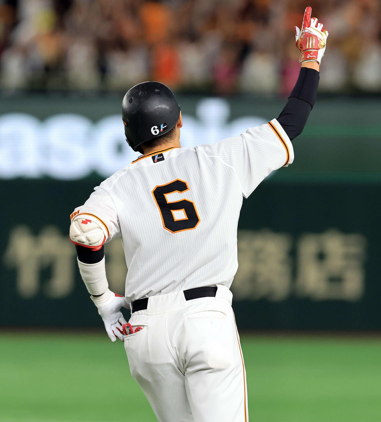 巨人対楽天　9回裏巨人無死二、三塁、坂本はサヨナラ3点本塁打を放ち、指を突き上げ一塁を回る（撮影・浅見桂子）