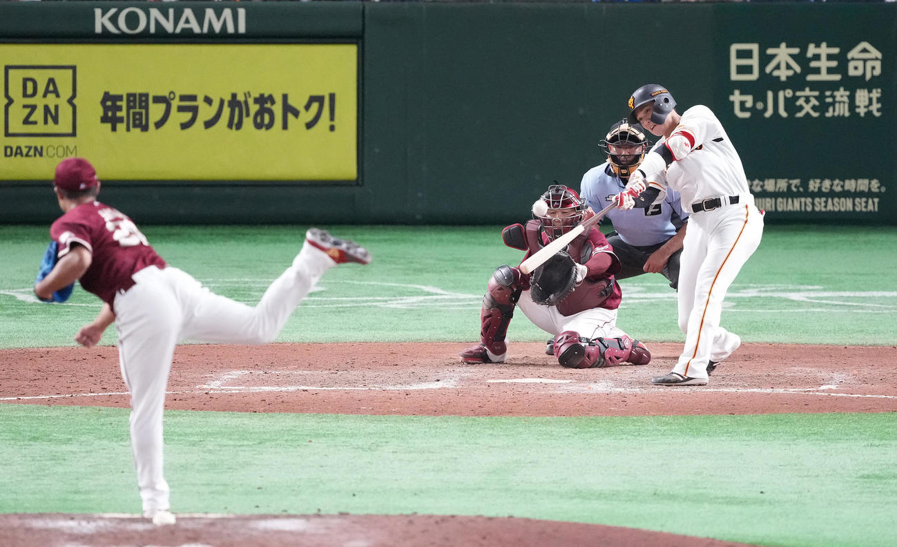 巨人対楽天　9回裏巨人無死二、三塁、左中間にサヨナラの3点本塁打を放つ坂本。投手酒居（撮影・鈴木みどり）