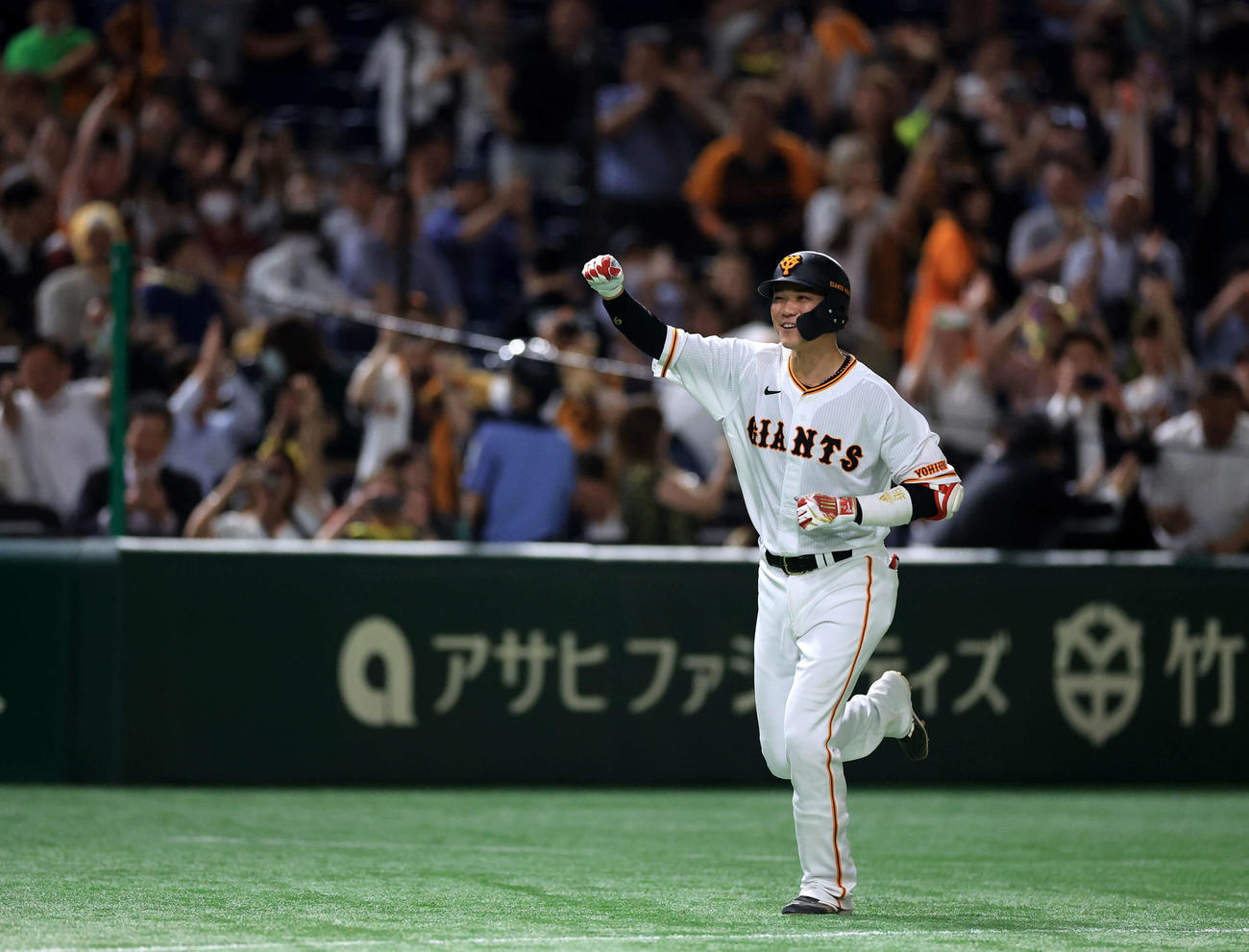 巨人対楽天　9回裏巨人無死二、三塁、坂本はサヨナラ3点本塁打を放ち。ガッツポーズでホームに向かう（撮影・浅見桂子）