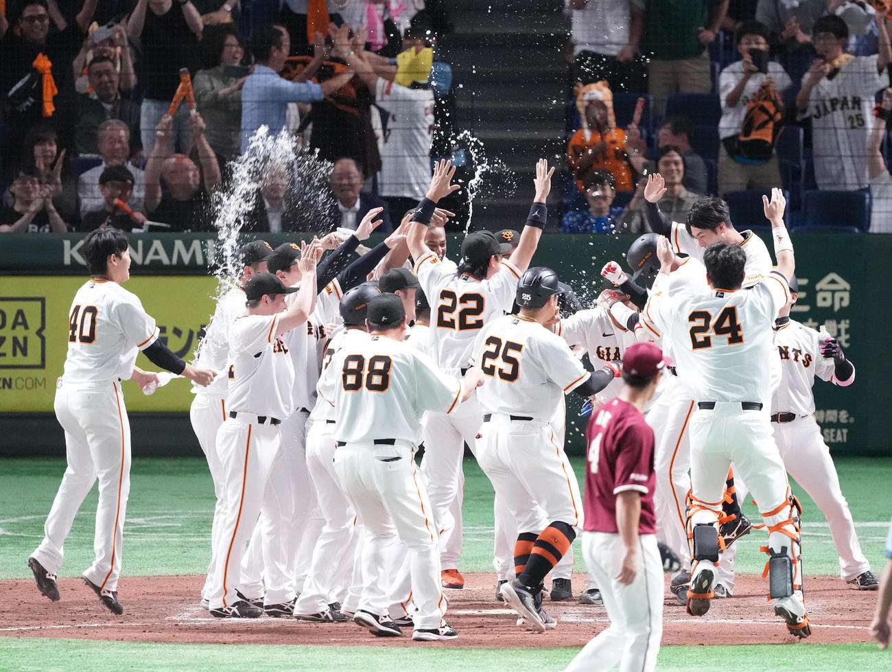 巨人対楽天　9回裏巨人無死二、三塁、左中間にサヨナラの3点本塁打を放った坂本を迎えるナイン（撮影・鈴木みどり）