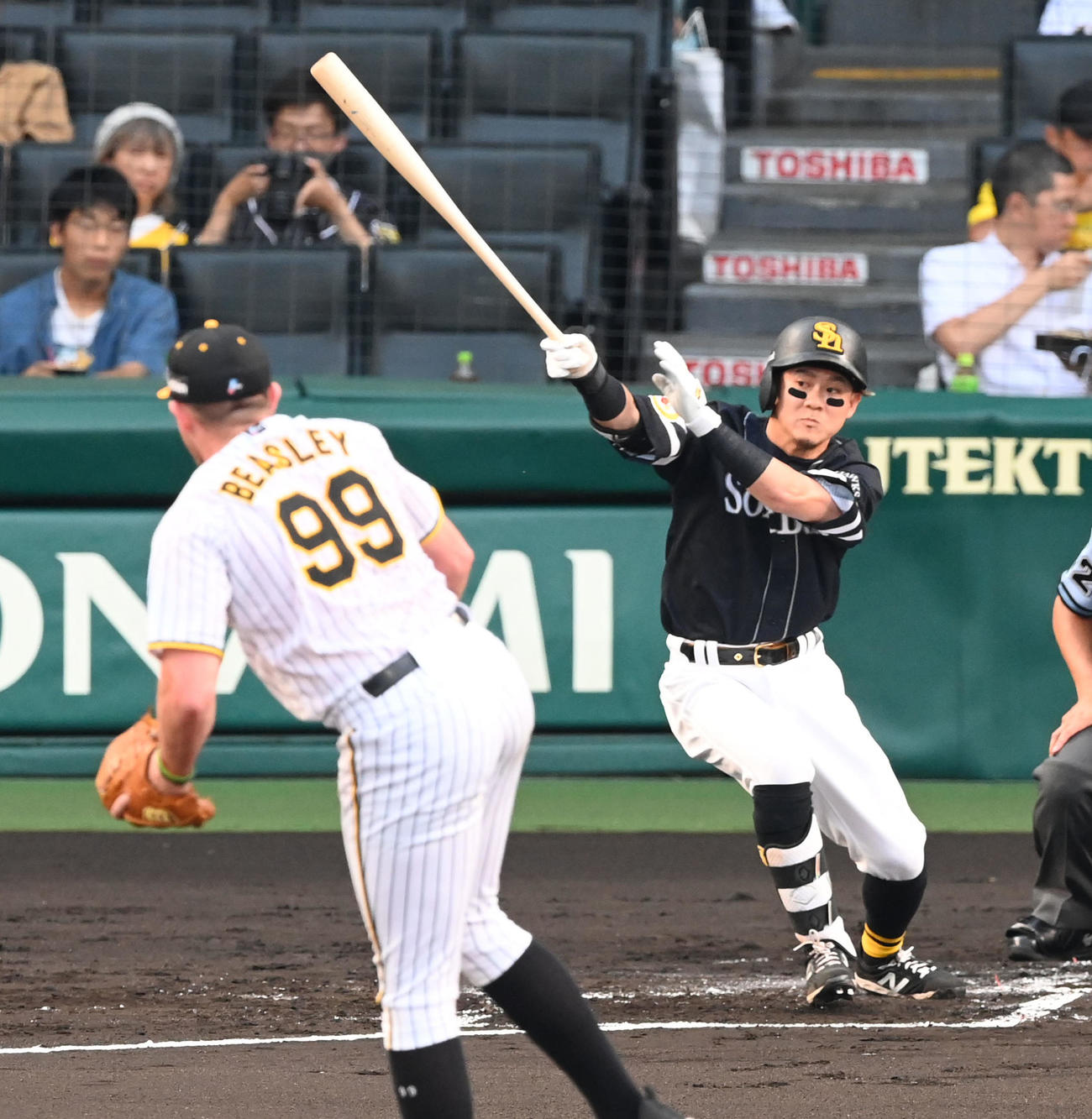 阪神対ソフトバンク　1回表ソフトバンク2死一、二塁、牧原大は先制右前適時打を放つ。投手ビーズリー（撮影・前岡正明）