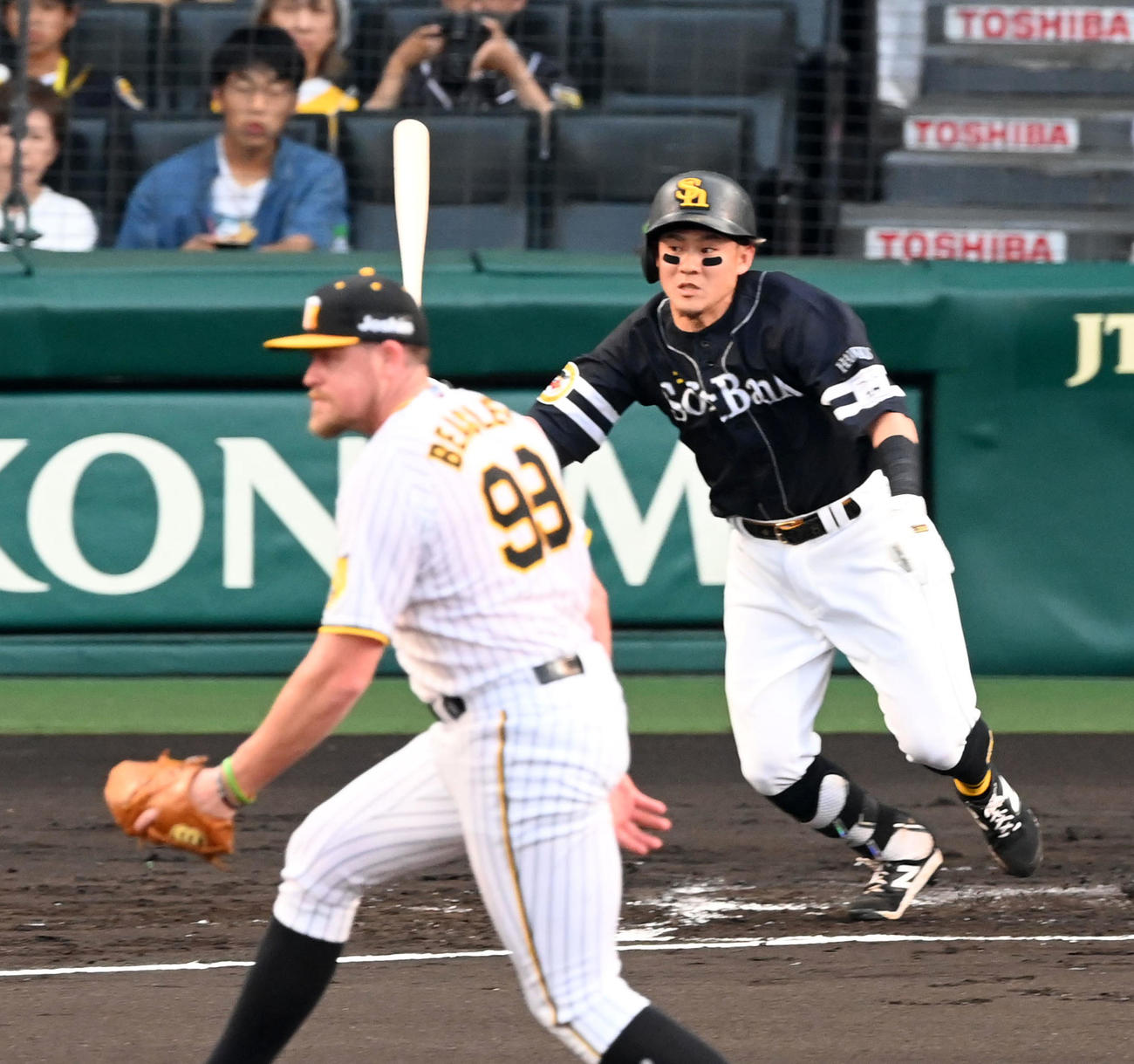 阪神対ソフトバンク　1回表ソフトバンク2死一、二塁、牧原大は先制右前適時打を放つ。投手ビーズリー（撮影・前岡正明）