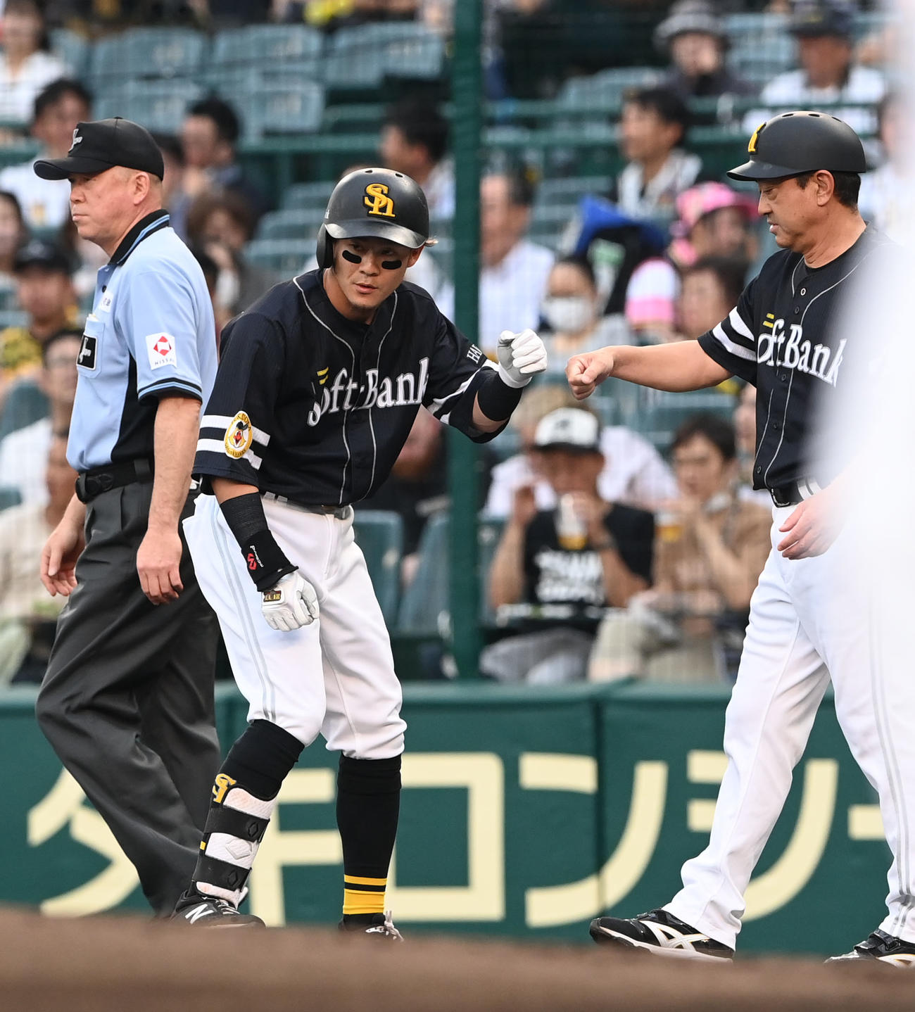 阪神対ソフトバンク　1回表ソフトバンク2死一、二塁、右前適時打を放った牧原大（撮影・和賀正仁）