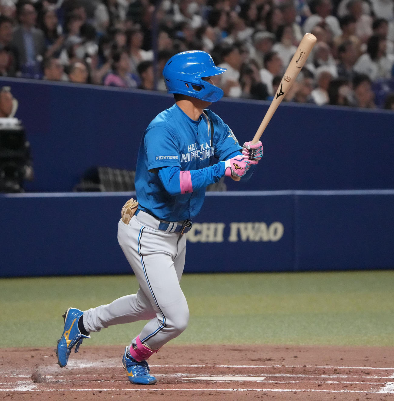 中日対日本ハム　3回表日本ハム1死一、三塁、中犠飛を放つ加藤豪（撮影・森本幸一）