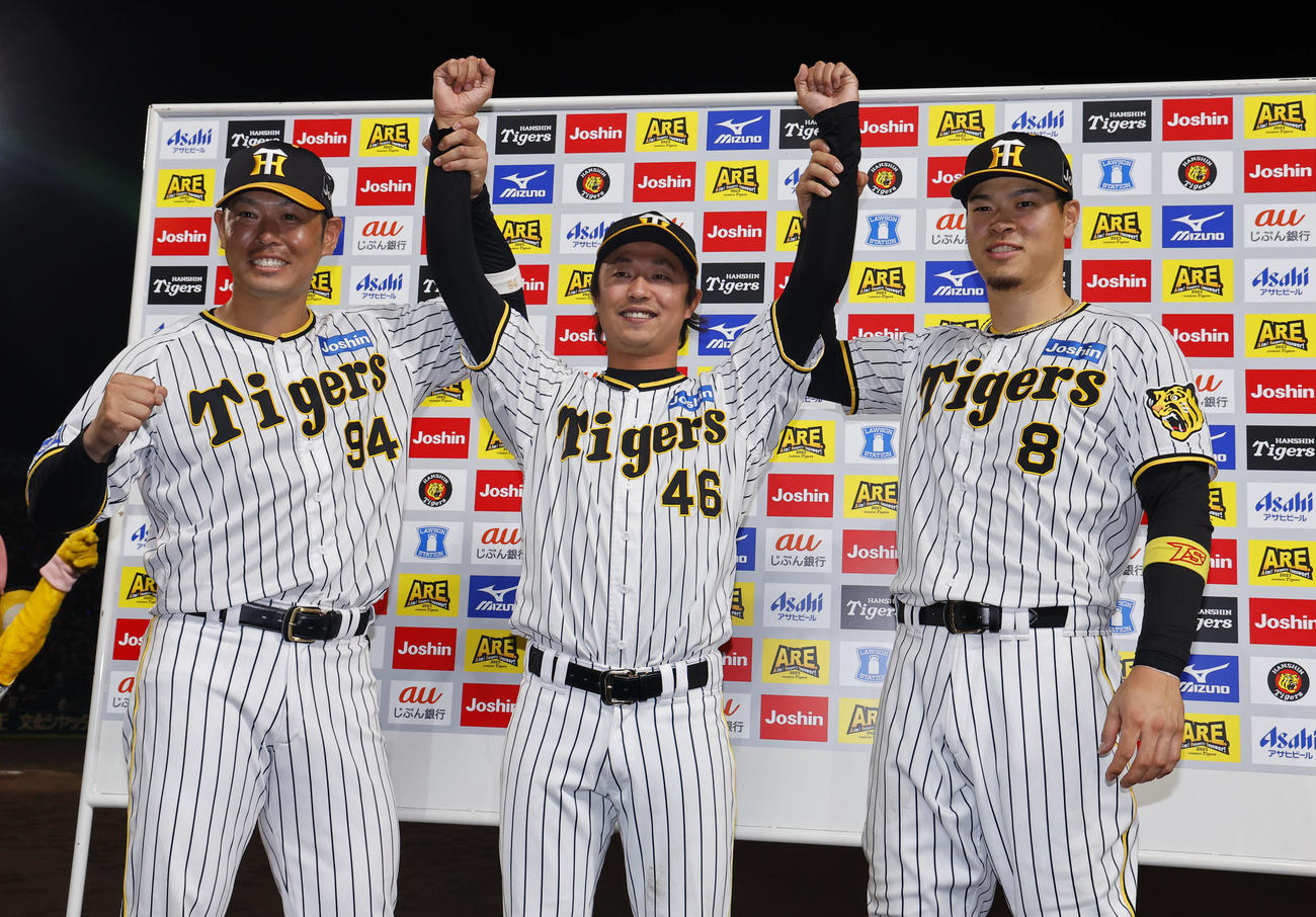 阪神対ソフトバンク　お立ち台で笑顔を見せる、左から原口、島本、佐藤輝（撮影・藤尾明華）