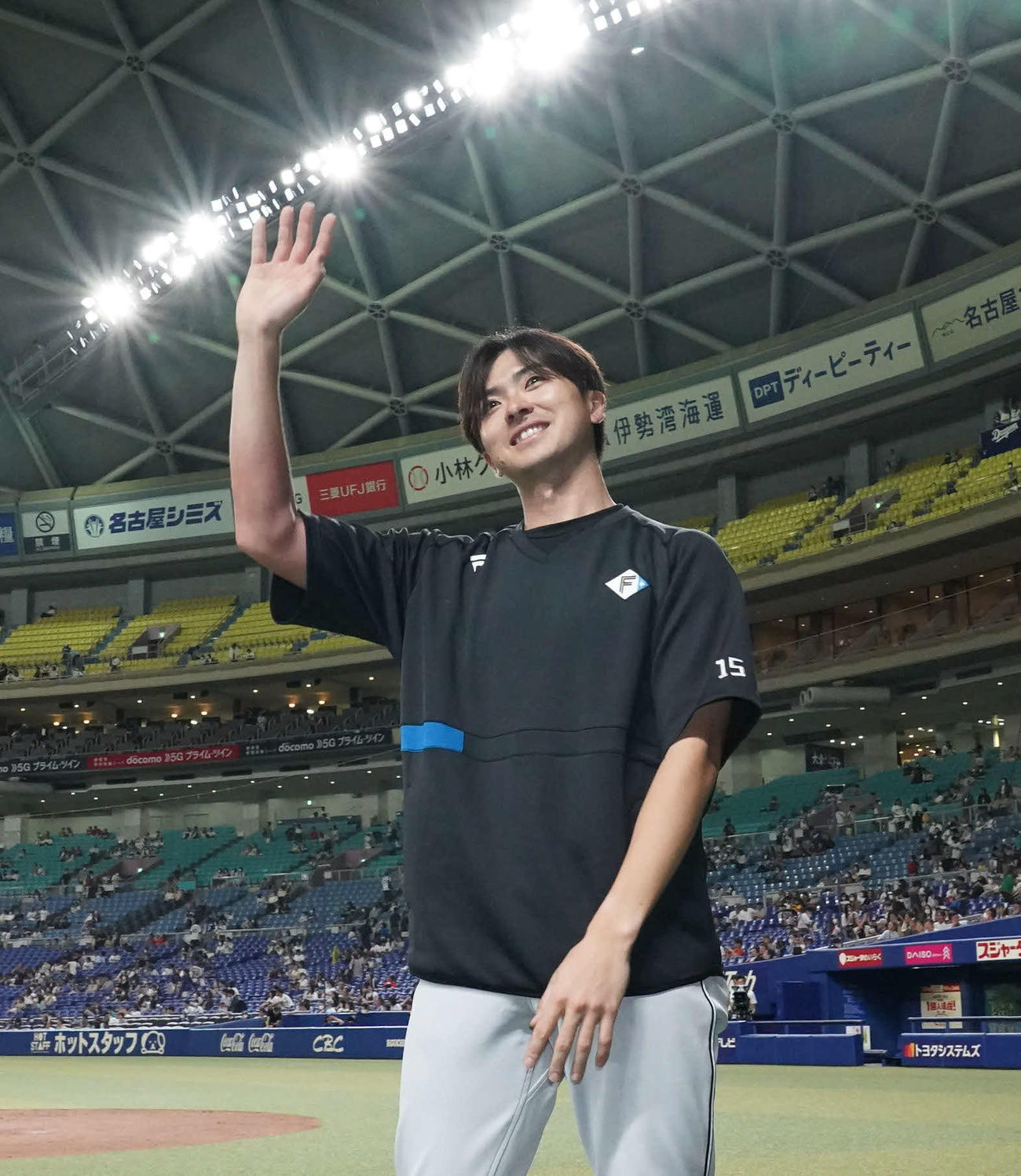 中日対日本ハム　ヒーローインタビューを終えファンの声援に応える上沢（撮影・森本幸一）