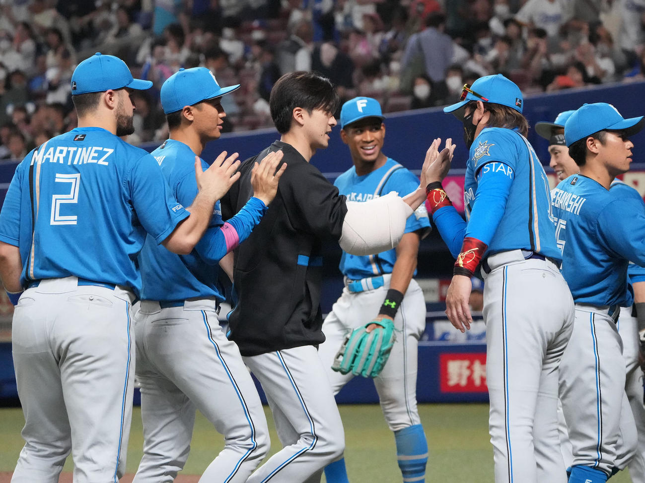 中日対日本ハム　試合終了、新庄監督とタッチを交わす上沢（中央）（撮影・森本幸一）