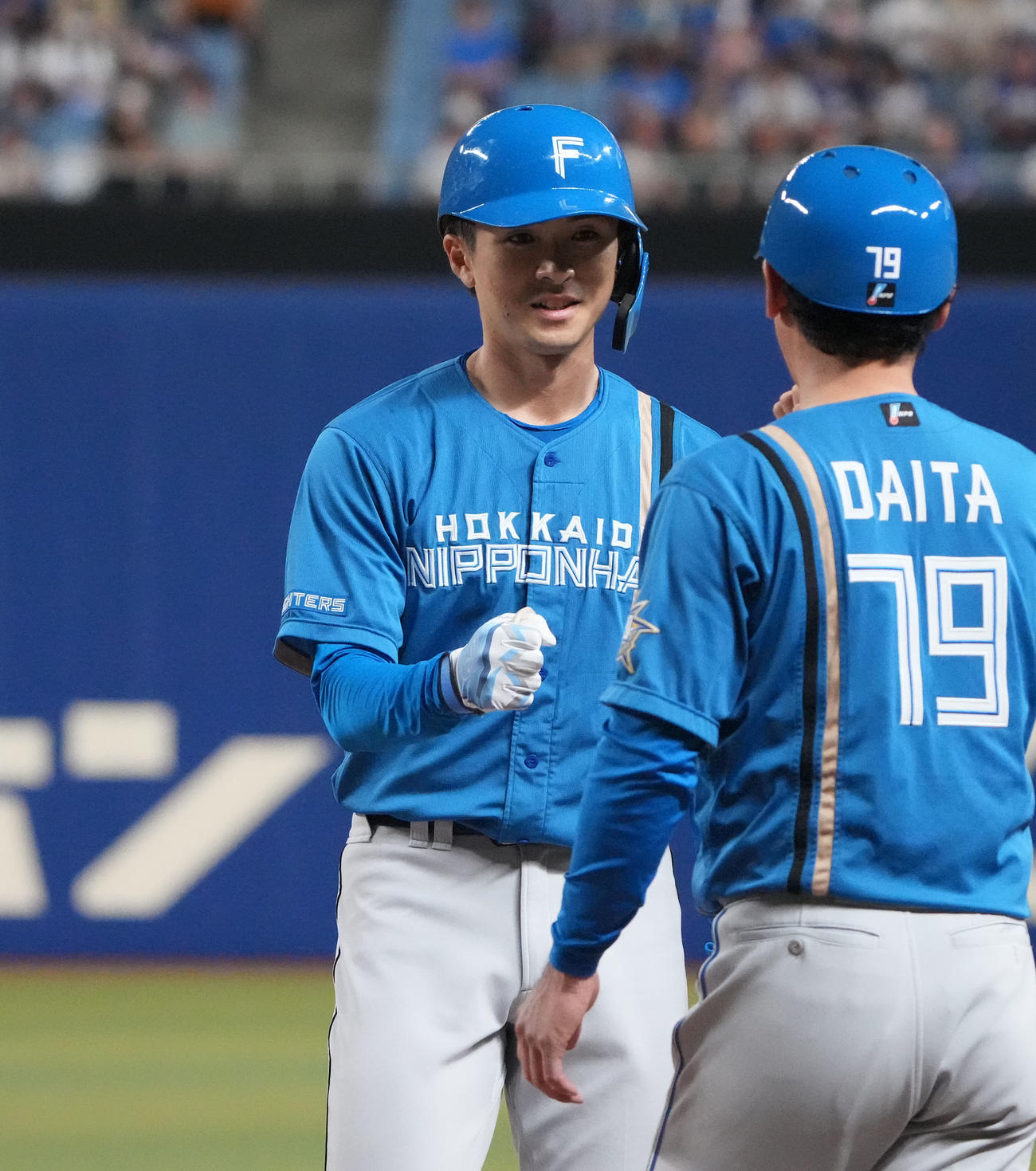 中日対日本ハム　3回表日本ハム1死二塁、左前安打を放った上沢（左）（撮影・森本幸一）
