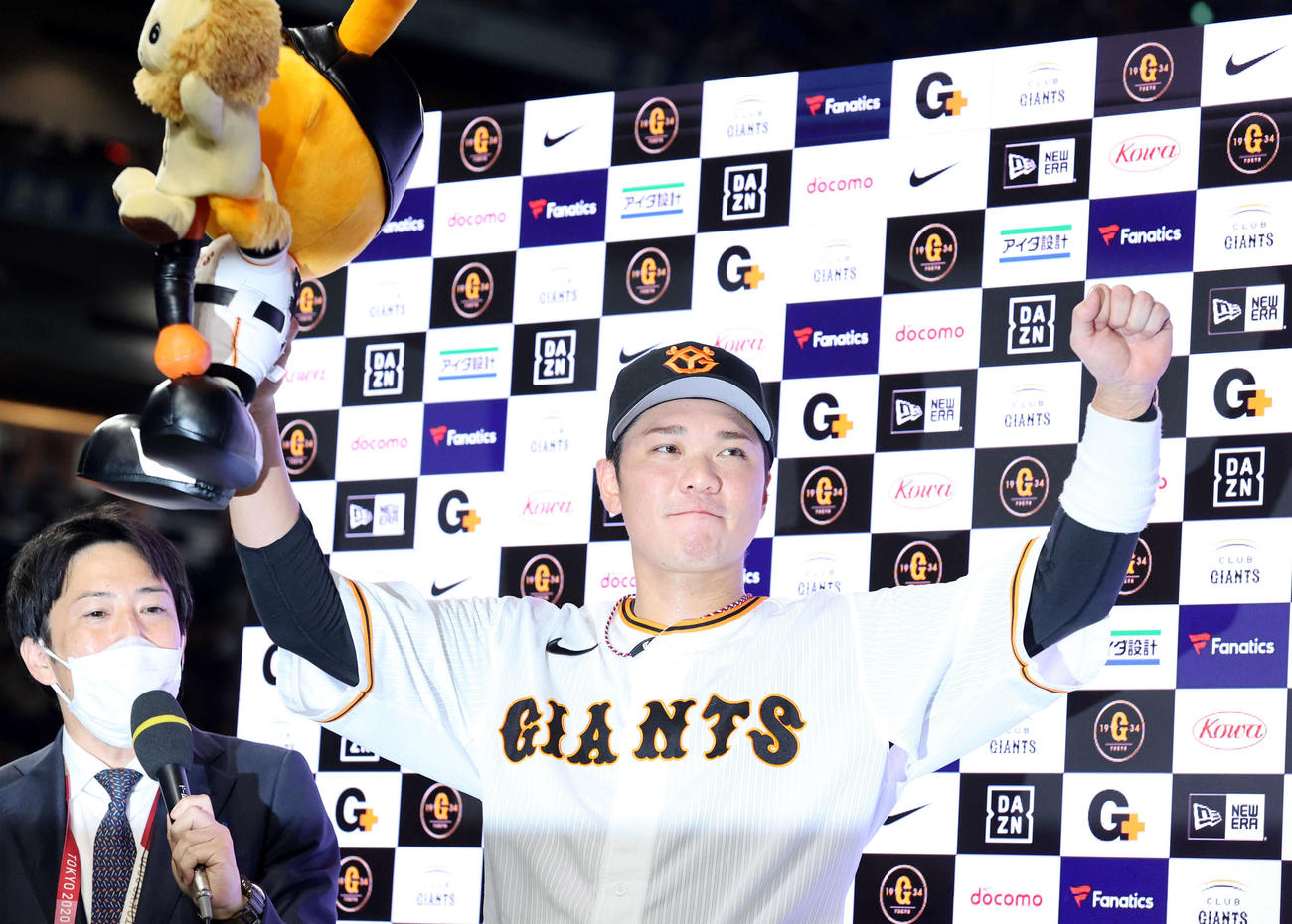巨人対楽天　サヨナラ3点本塁打で6連勝を決め、ガッツポーズする坂本（撮影・浅見桂子）