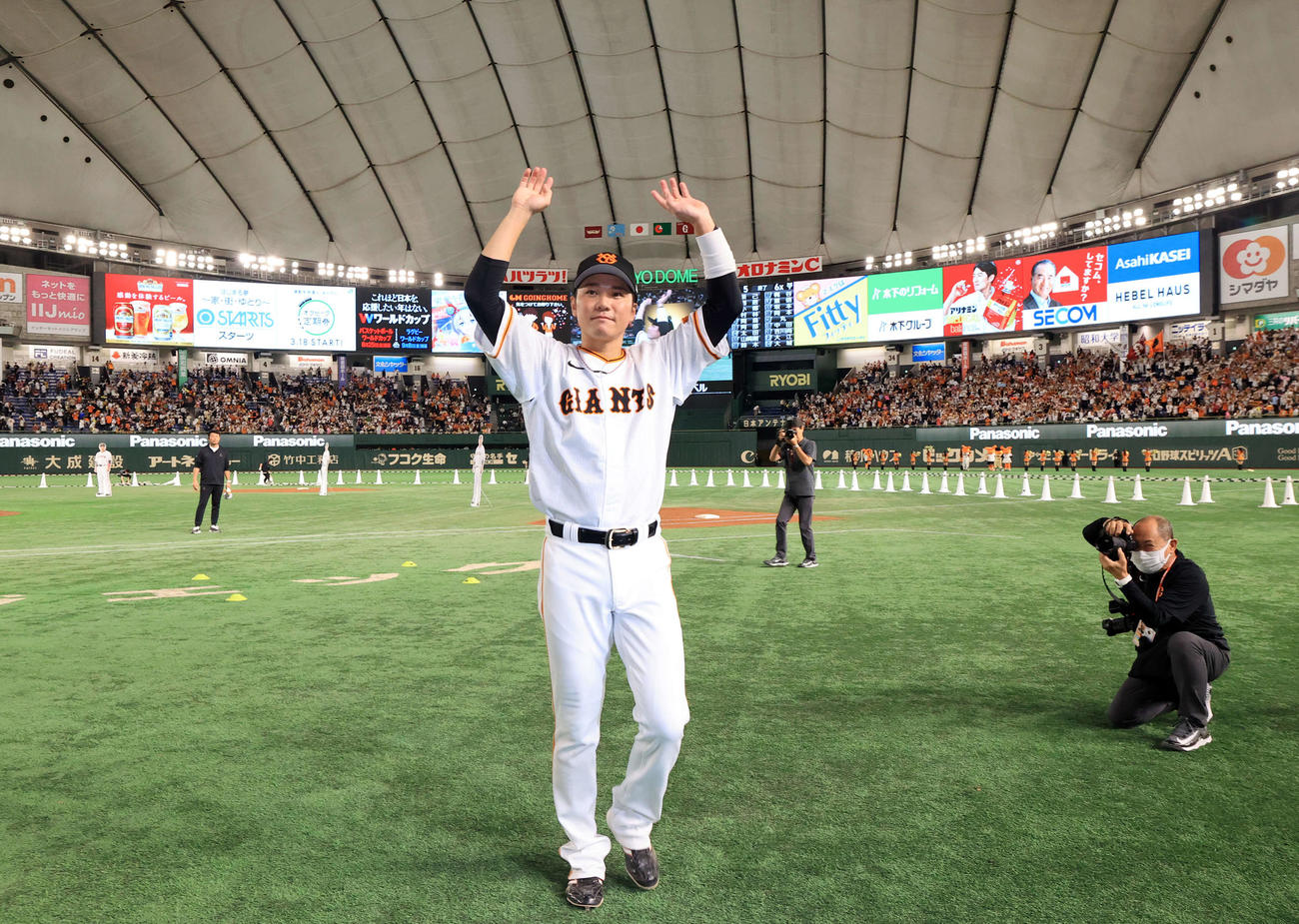 巨人対楽天　サヨナラ3点本塁打で6連勝を決め、スタンドにバンザイする坂本（撮影・浅見桂子）