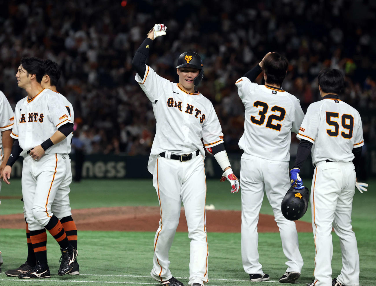 巨人対楽天　サヨナラ3点本塁打で6連勝を決め、ガッツポーズする坂本（撮影・浅見桂子）