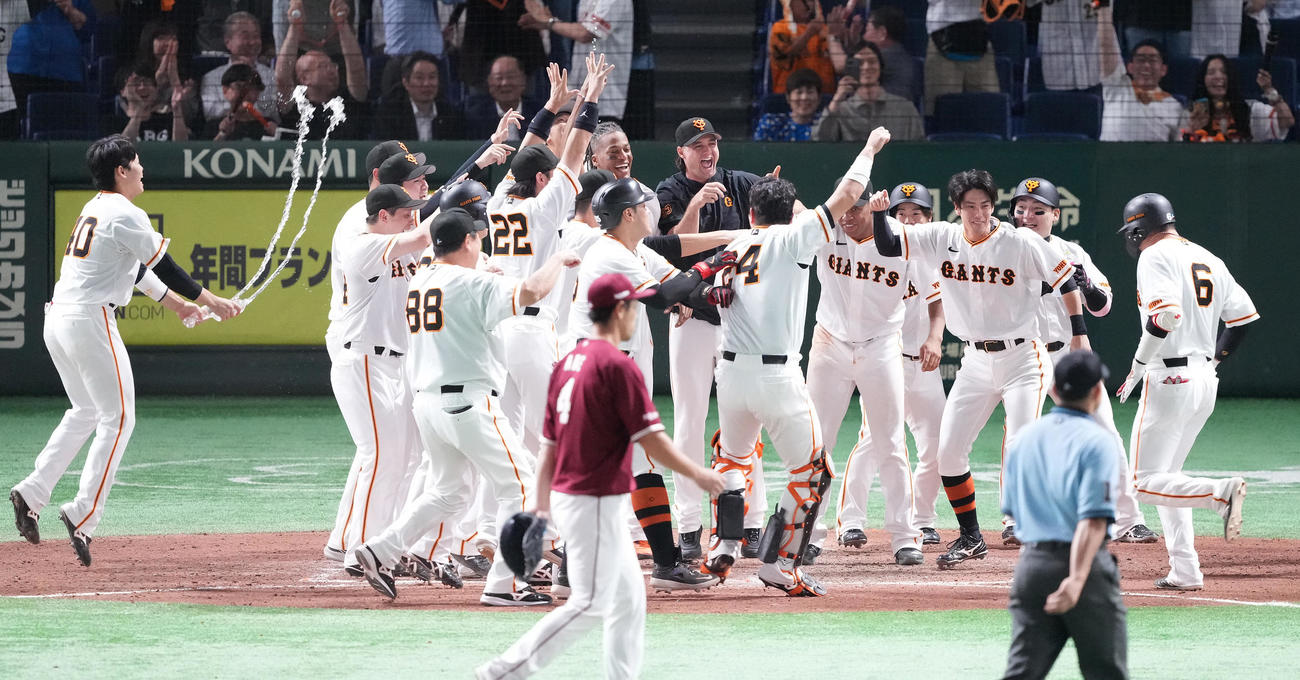 巨人対楽天　9回裏巨人無死二、三塁、左中間にサヨナラの3点本塁打を放った坂本（右）を迎えるナイン（撮影・鈴木みどり）