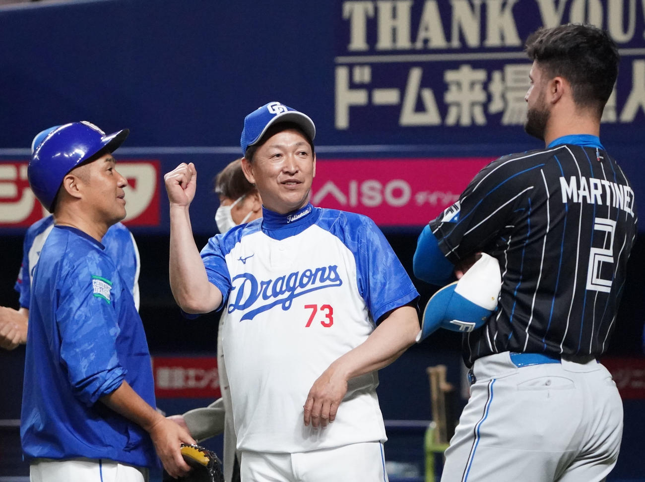 中日対日本ハム　試合前、マルティネスと言葉を交わす立浪監督（中央）（撮影・森本幸一）