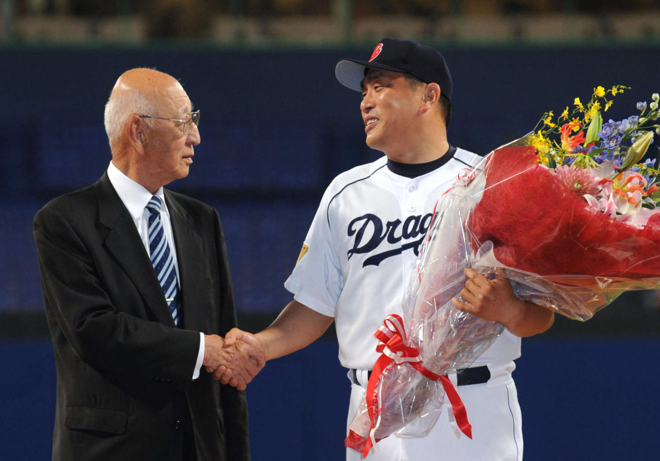 球団新記録の通算212勝を達成し、杉下茂氏（左）に祝福される山本昌氏（2012年5月撮影）