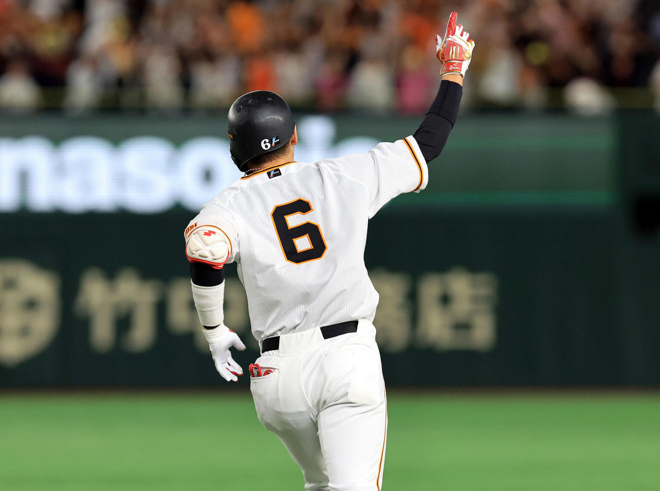 巨人対楽天　9回裏巨人無死二、三塁、坂本はサヨナラ3点本塁打を放って「6」連勝を決め、指を突き上げ一塁を回る（撮影・浅見桂子）