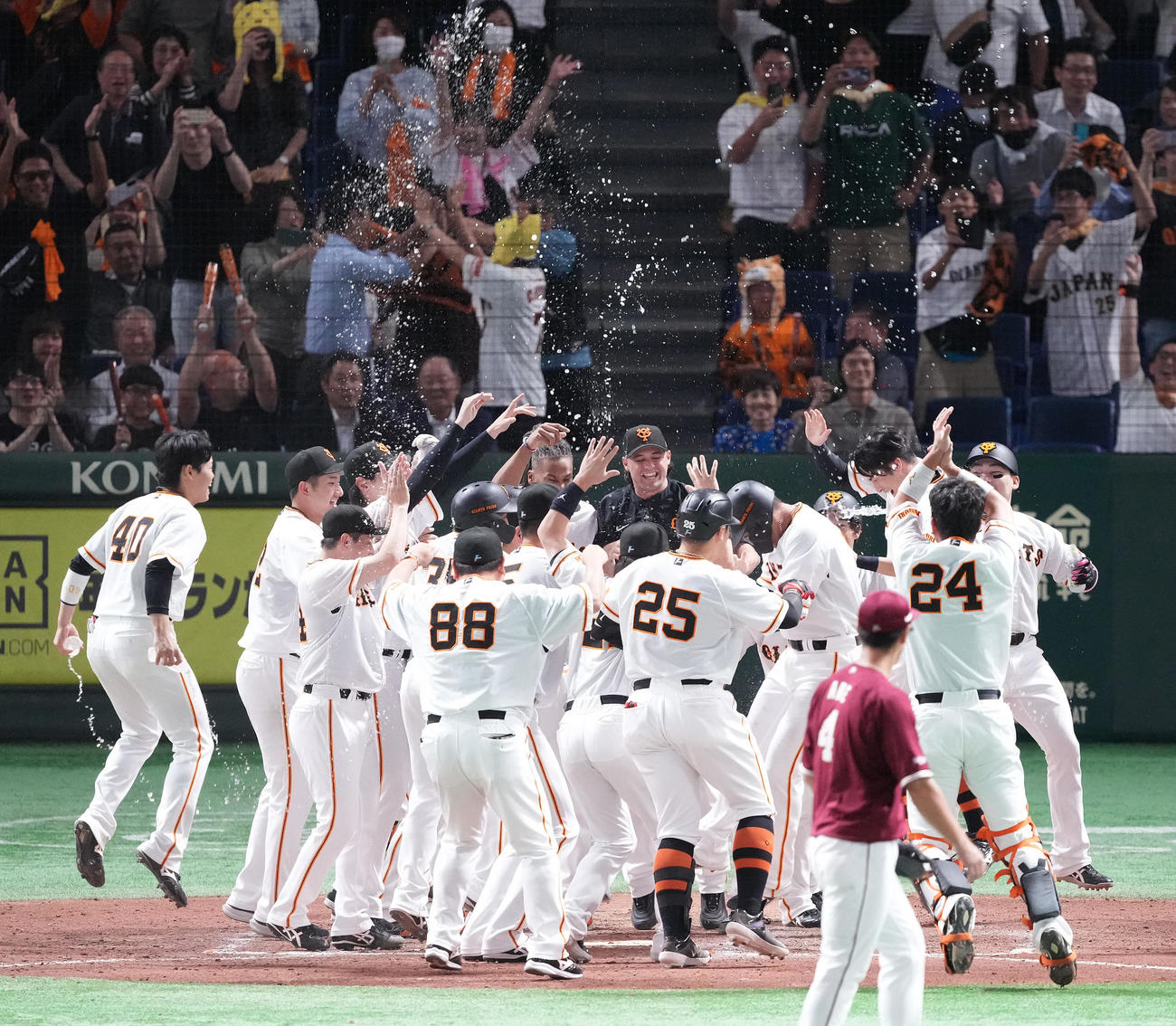 巨人対楽天　9回裏巨人無死二、三塁、左中間にサヨナラの3点本塁打を放った坂本を迎えるナイン（撮影・鈴木みどり）