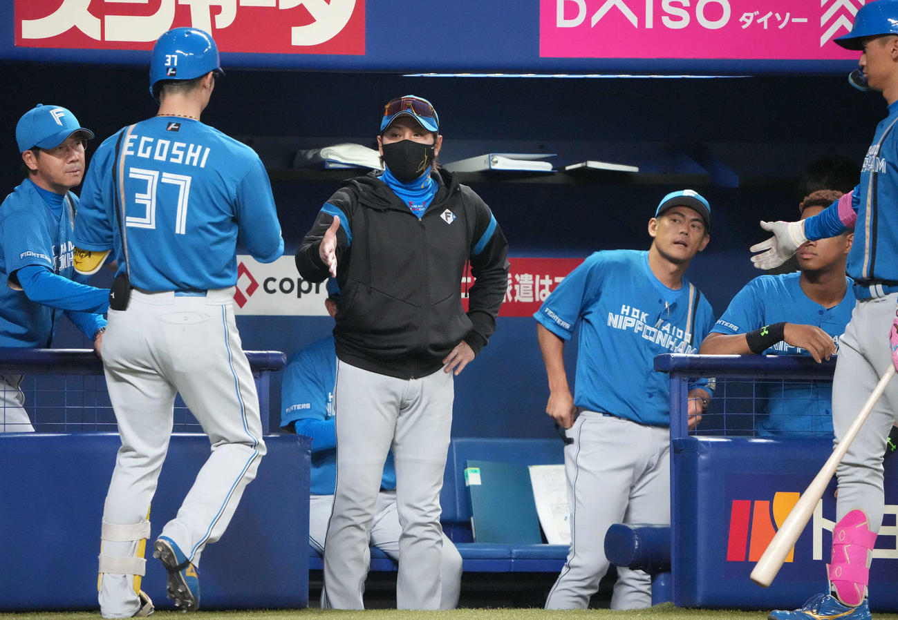 中日対日本ハム　3回表日本ハム無死一塁、犠打を成功させた江越を迎える新庄監督（中央）（撮影・森本幸一）