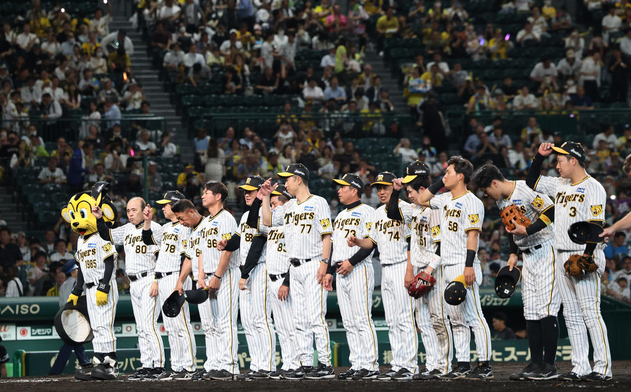 阪神対ソフトバンク　ソフトバンクに勝利し、ファンにあいさつする阪神岡田監督（左端）ら（撮影・藤尾明華）