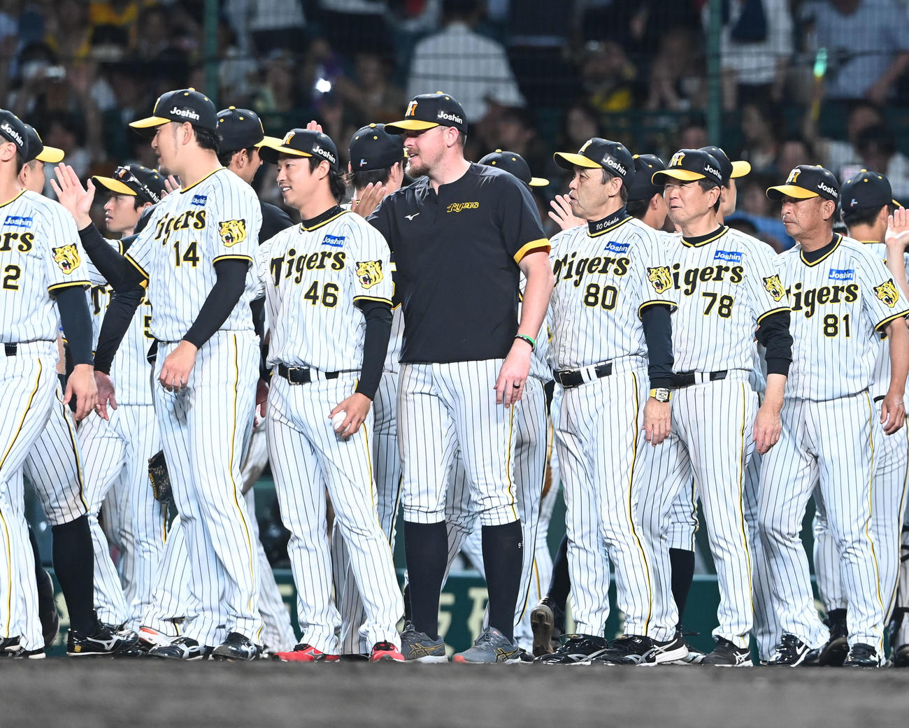 阪神対ソフトバンク　ソフトバンクに先勝し勝利球を手にする島本、右から3人目は岡田監督（撮影・和賀正仁）