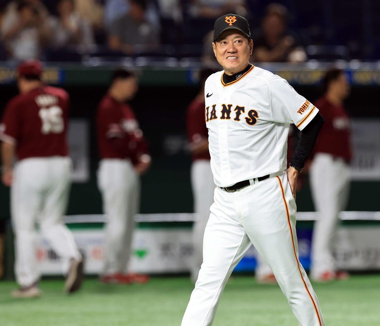 巨人対楽天　試合前のメンバー確認を終えてベンチに戻る巨人原監督（撮影・浅見桂子）